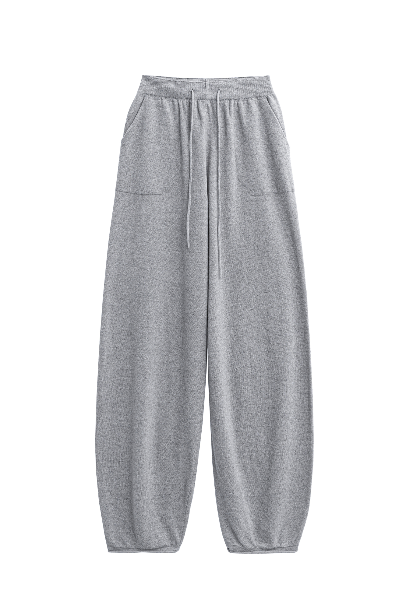 Трикотажные брюки-бананы из кашемира и шерсти. Модель с эластичным поясом, дополненным кулиской, большими накладными карманами и валиками-манжетами.