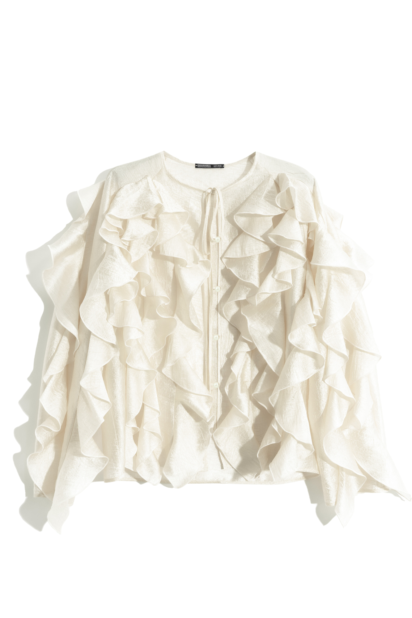 Блуза из тонкой вискозы. Модель свободного силуэта с объемными рукавами и V-образным вырезом, фиксирующимся завязками. Изделие декорировано воланами. Застежка на пуговицы.