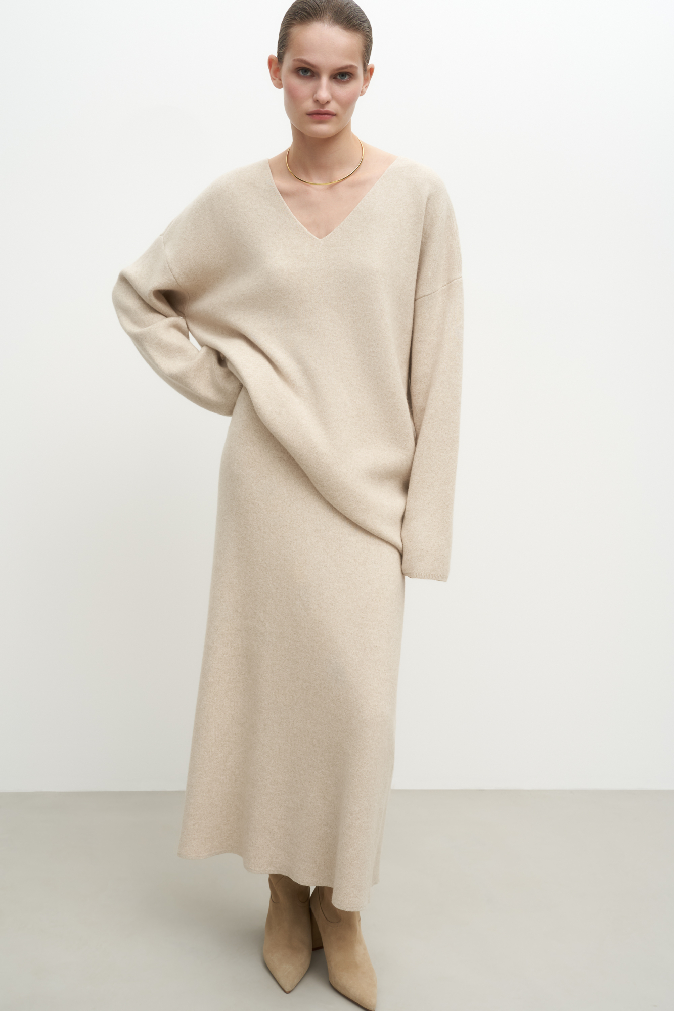 Трикотажная юбка длины миди, выполненная из смесовой шерсти с добавлением кашемира. Модель расклешенного силуэта, с широким эластичным поясом со шлевками и двумя накладными карманами сзади.