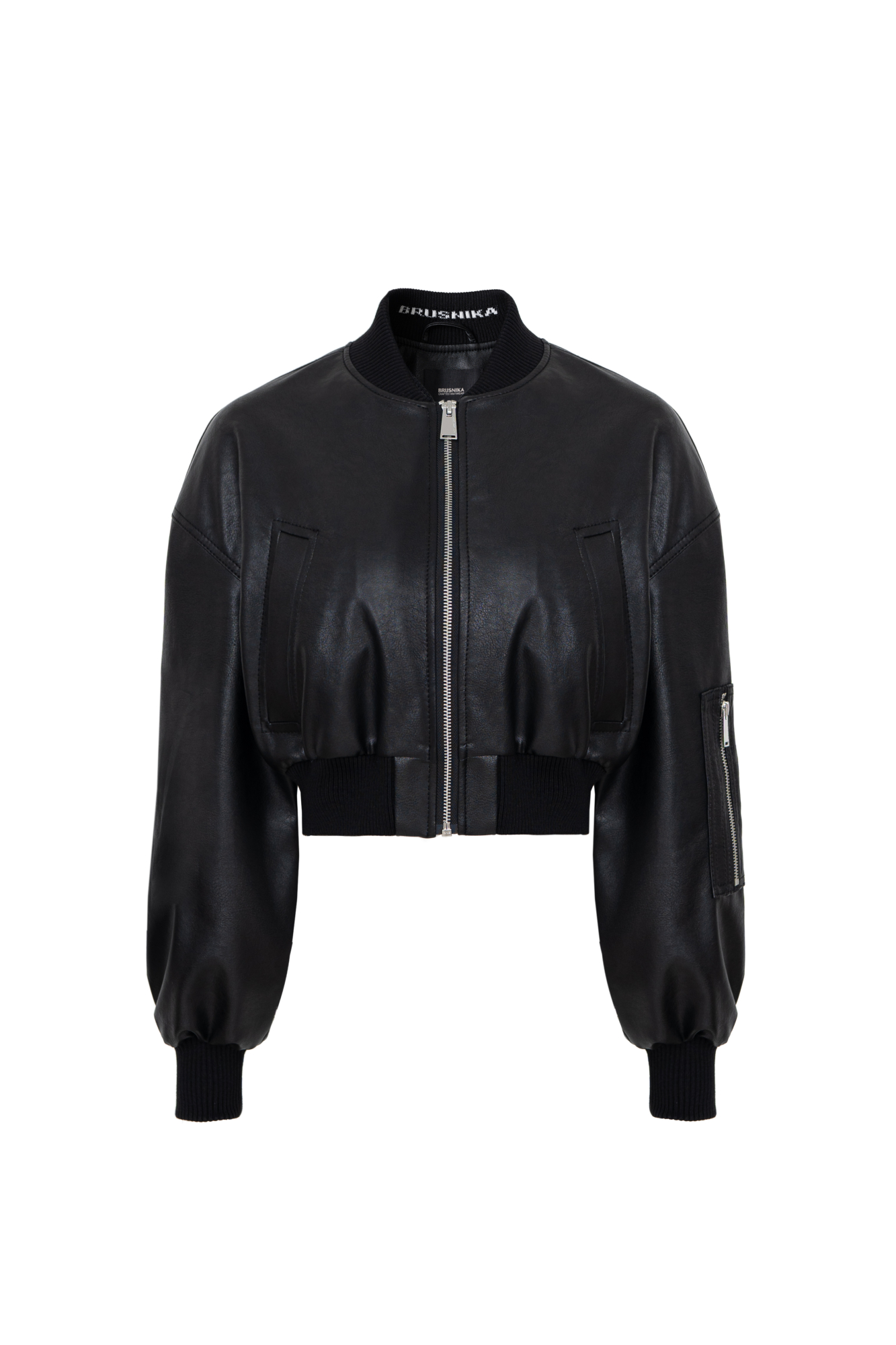 Укороченный бомбер из экокожи. Модель свободного силуэта со спущенным рукавом и накладным карманом на рукаве. Манжеты и низ изделия на резинке. Застежка на молнию.