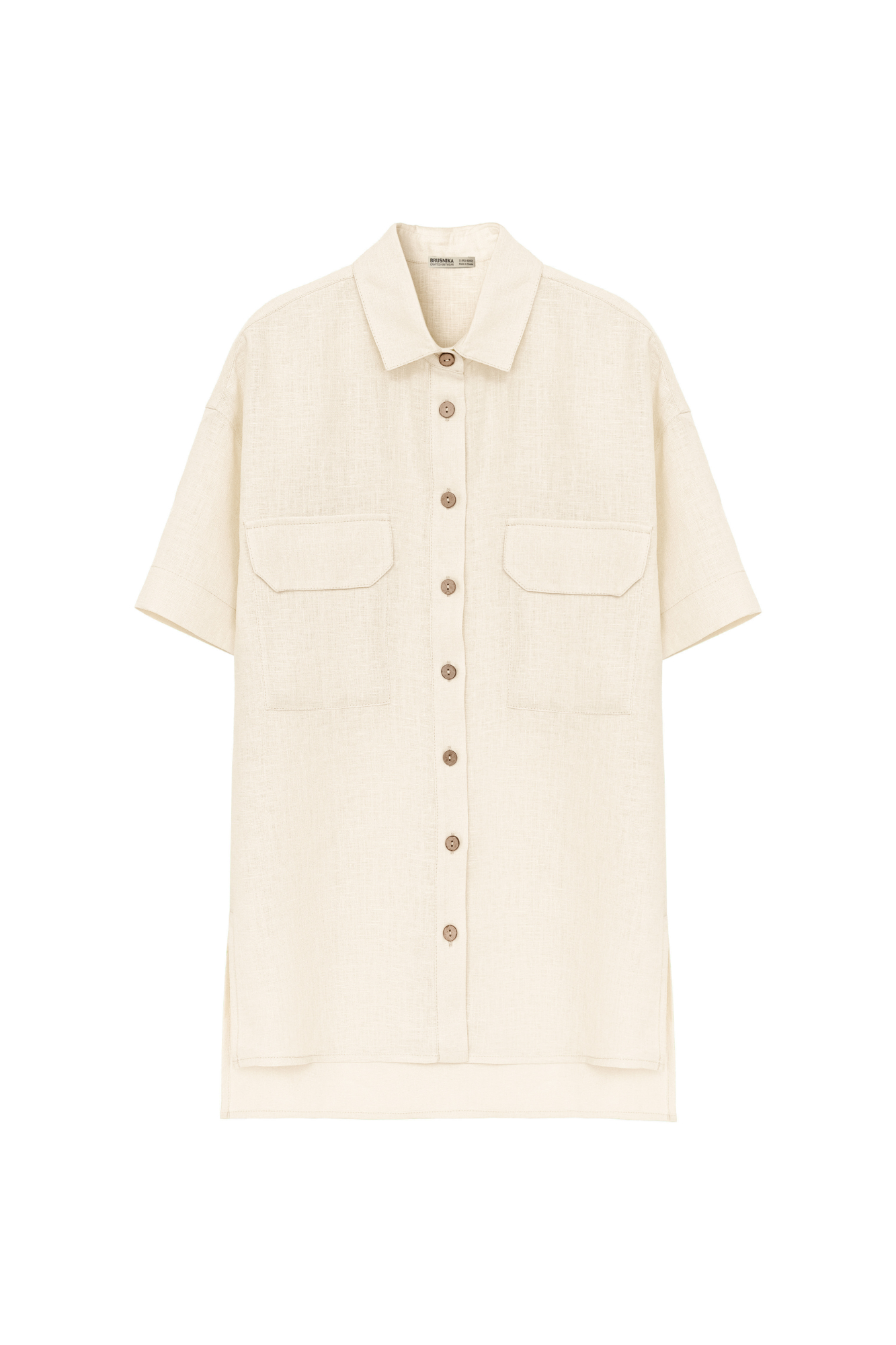 Рубашка из 100% льна с коротким рукавом и накладными карманами. Дополнить образ можно шортами и топом.