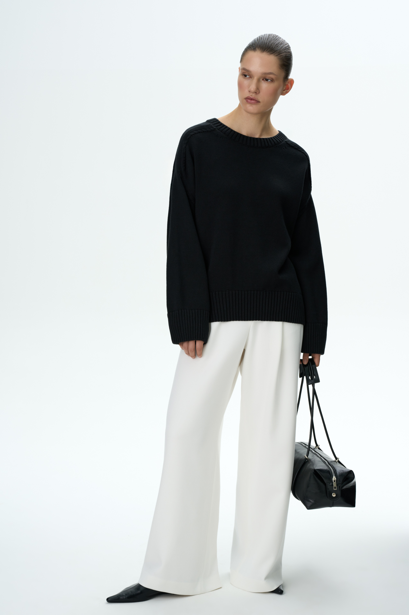 Трикотажный джемпер из 100% хлопка. Модель свободного силуэта со спущенной линией плеча и удлиненной спинкой.