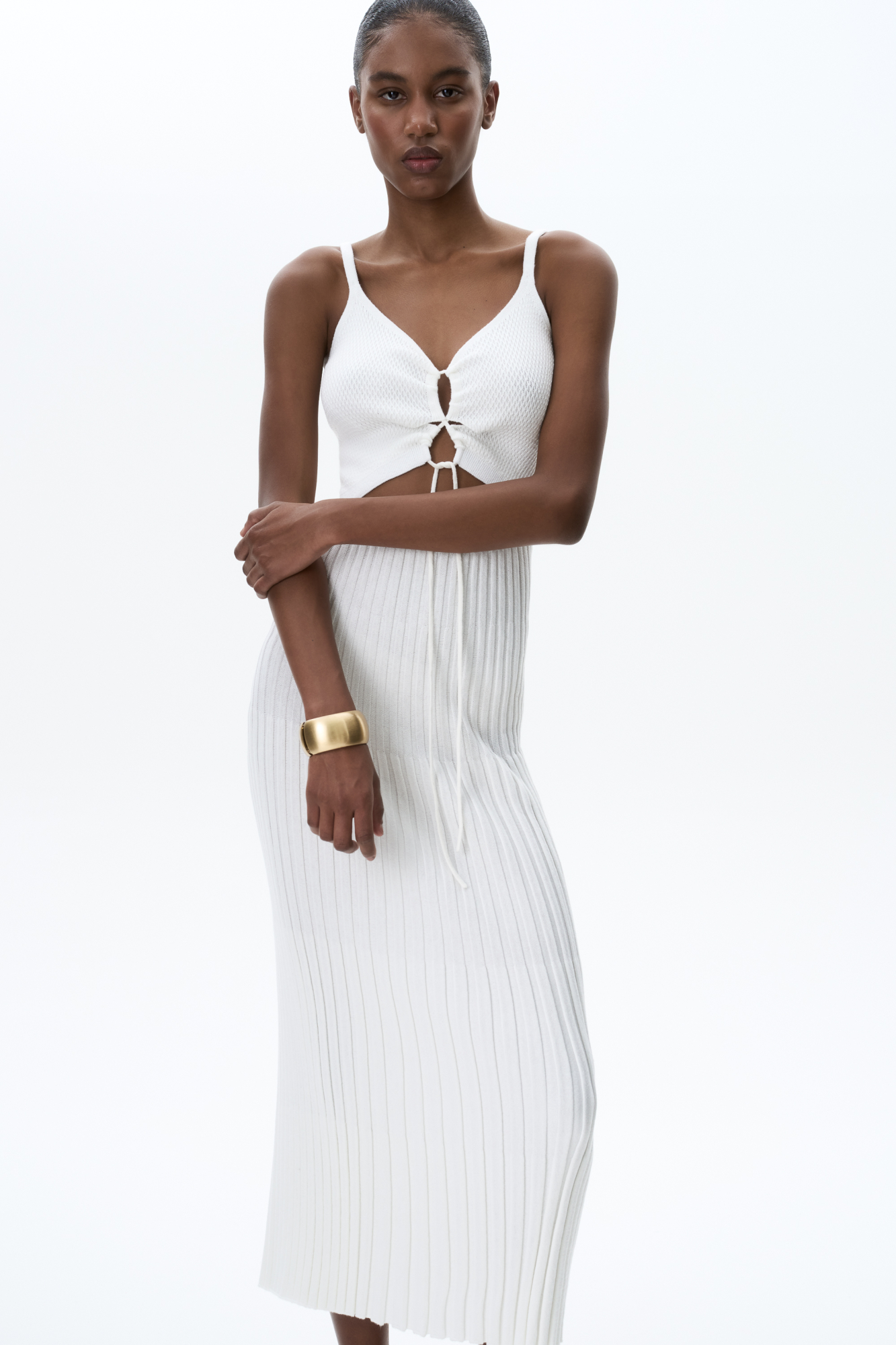 Трикотажный сарафан с юбкой плиссе длины миди из хлопка. Модель на тонких бретелях и шнуровкой на лифе.&nbsp;&nbsp;