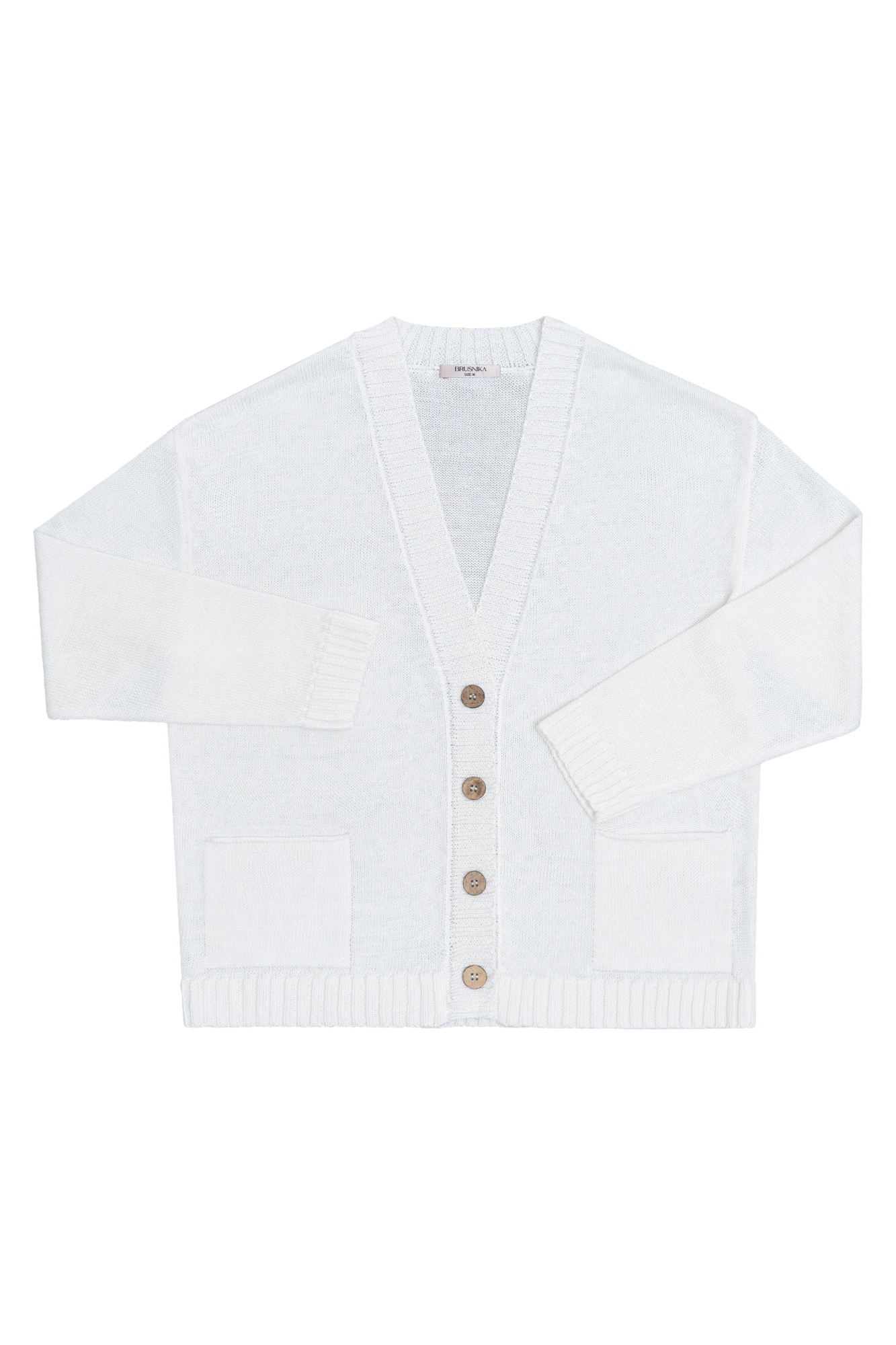 Трикотажный кардиган из 100% льна. Модель свободного кроя со спущенной линией плеча, длинным рукавом, накладными карманами и V-образным вырезом горловины. Края изделия выполнены в рубчик. Застежка на пуговицы.