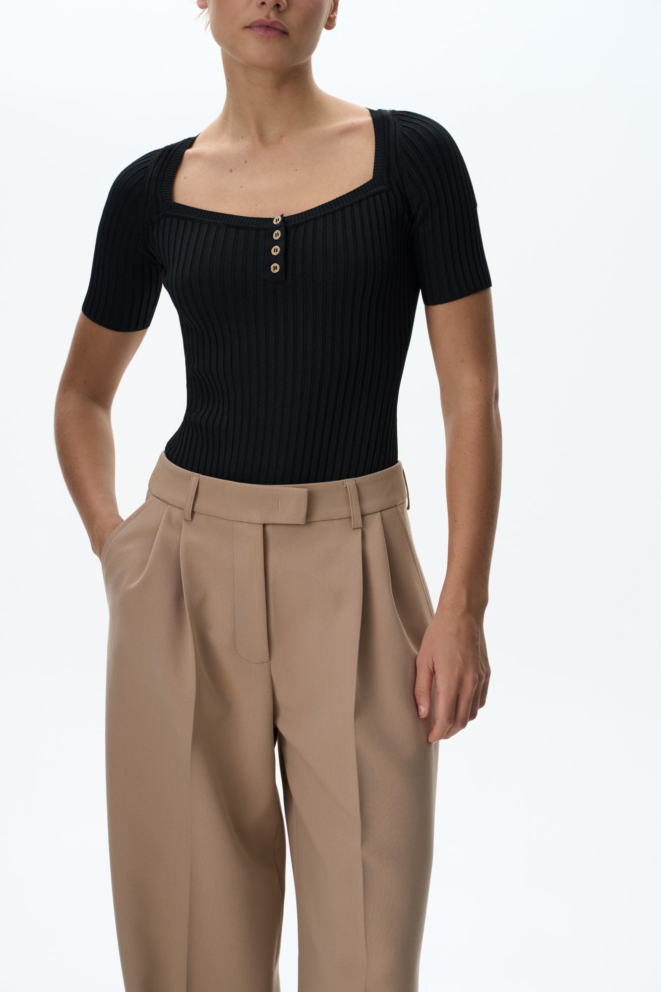 Трикотажное боди из вискозы в широкий рубчик. Модель с квадратным вырезом головины, коротким рукавом и застежкой на бельевые крючки. Изделие декорировано небольшими пуговицами.