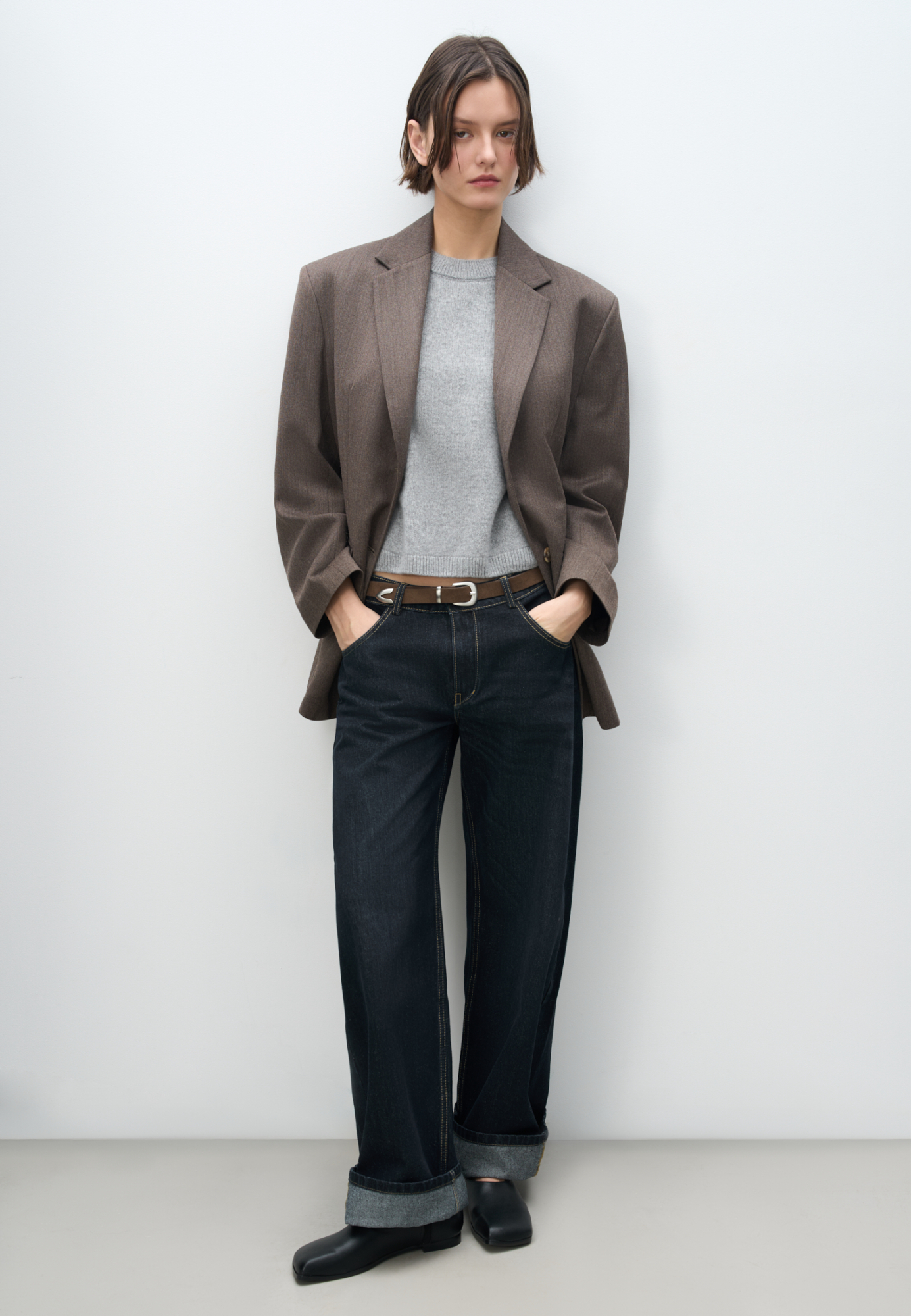 Классические джинсы из 100% хлопка. Модель прямого кроя на средней посадке. Пять карманов, шлевки на поясе для ремня. Застежка на молнию и пуговицу.