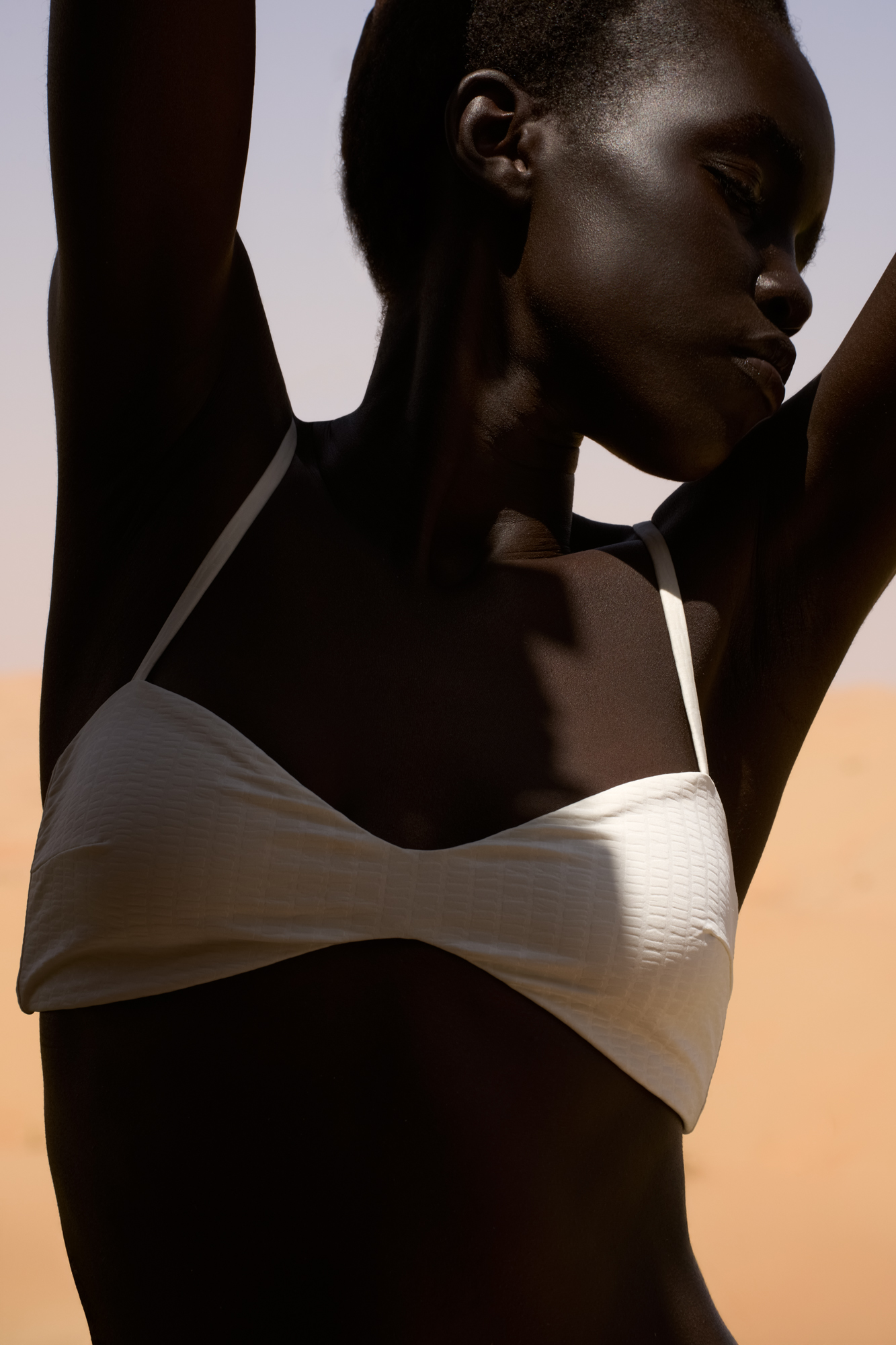 Бра из текстурной ткани. Модель на тонких регулируемых бретельках и застежкой сзади. 