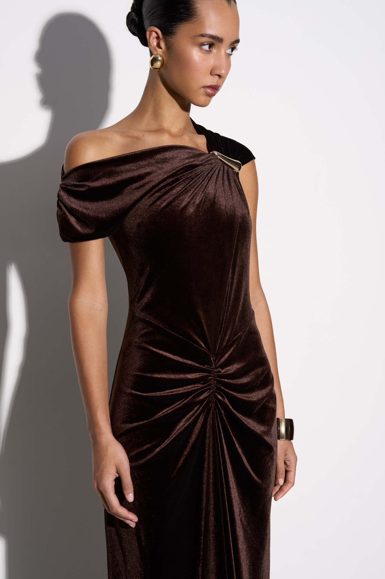 Вечернее платье длины макси из бархатной вискозы. Модель асимметричного кроя с одним коротким рукавом и перемычкой на плече. Изделие декорировано драпировкой.