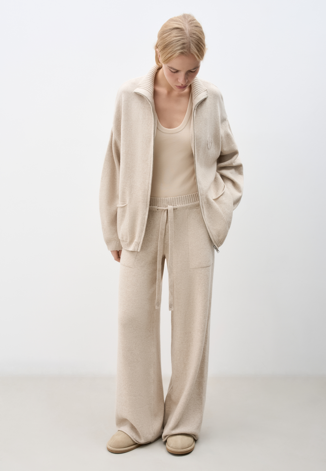 Трикотажные брюки из кашемира и шерсти. Модель прямого силуэта с накладными карманами и эластичным поясом в рубчик на кулиске. Дополнить образ можно бомбером. 