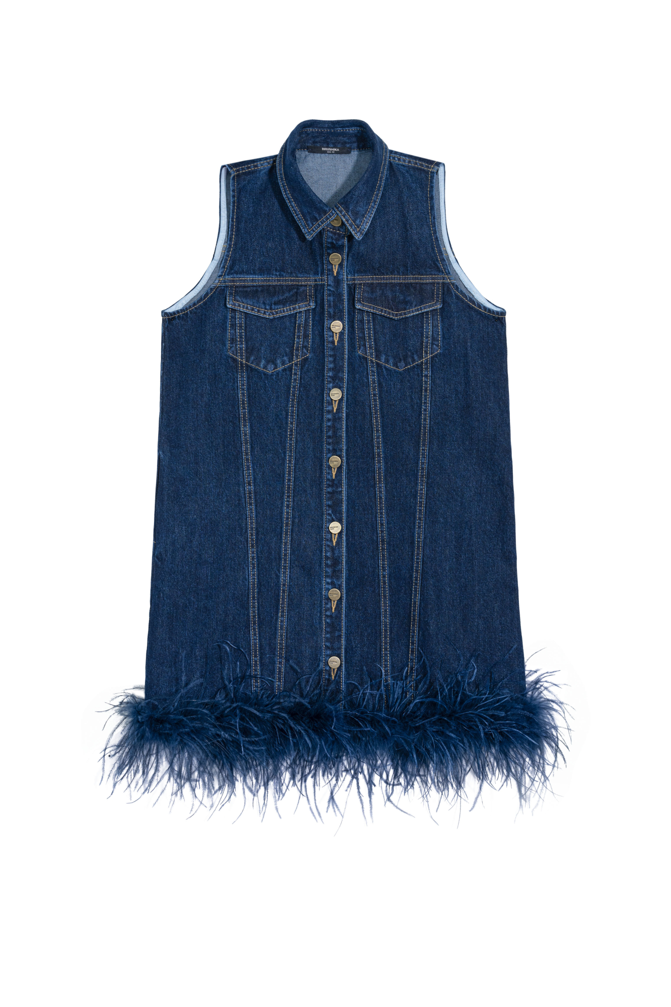 Джинсовое платье длины мини, декорированное лентой со страусиными перьями. Лента с перьями отстегивается. Модель с отложным воротником, без рукавов. Застежка изделия на пуговицы.