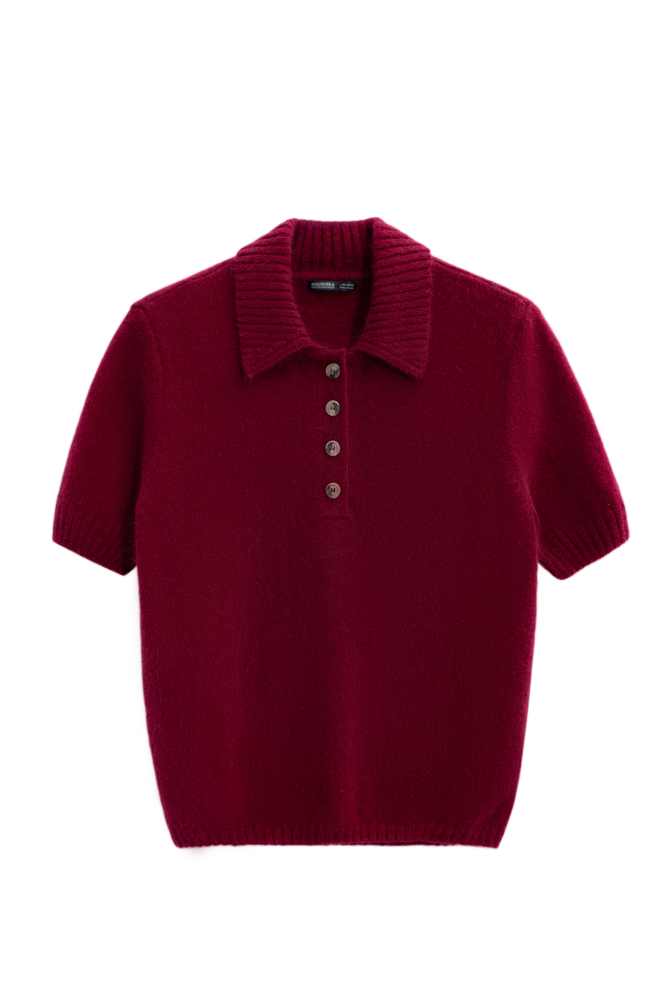 Трикотажная футболка из пуха лисы. Модель прямого силуэта с воротником-поло на пуговицах. Воротник и края изделия выполнены в рубчик.