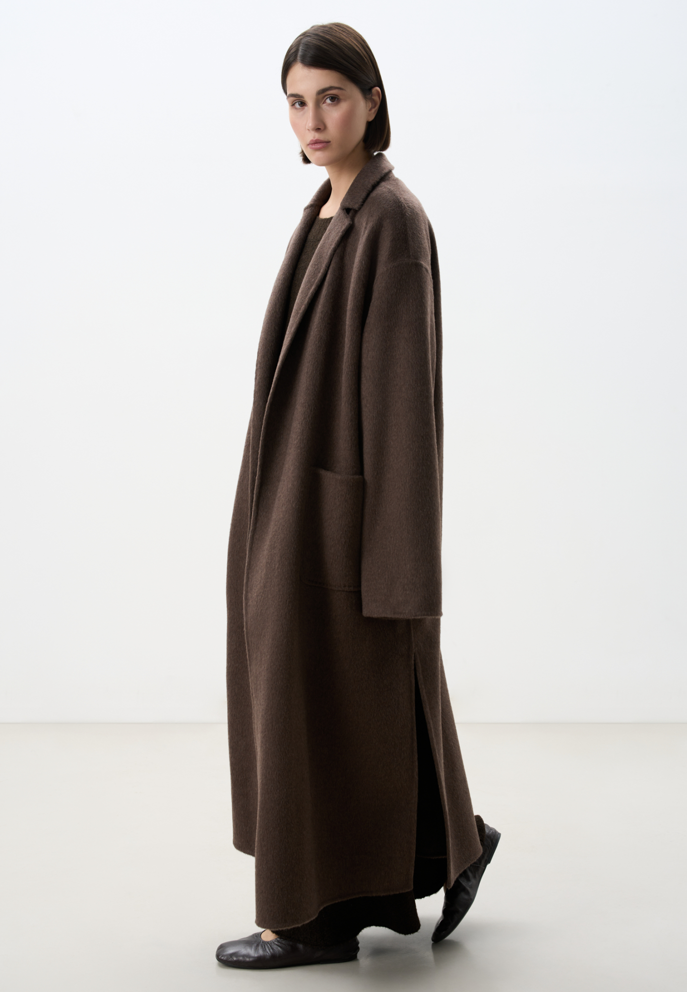 Классическое длинное пальто из шерсти и кашемира. Модель прямого кроя, с узкими лацканами, глубокими накладными карманами и высокими разрезами по бокам. Пояс в комплекте.<br />
При пошиве этого изделия была использована технология double face - на изделиях, сшитых по этой технологии, внутренняя сторона выглядит также аккуратно, как и внешняя.<br />
