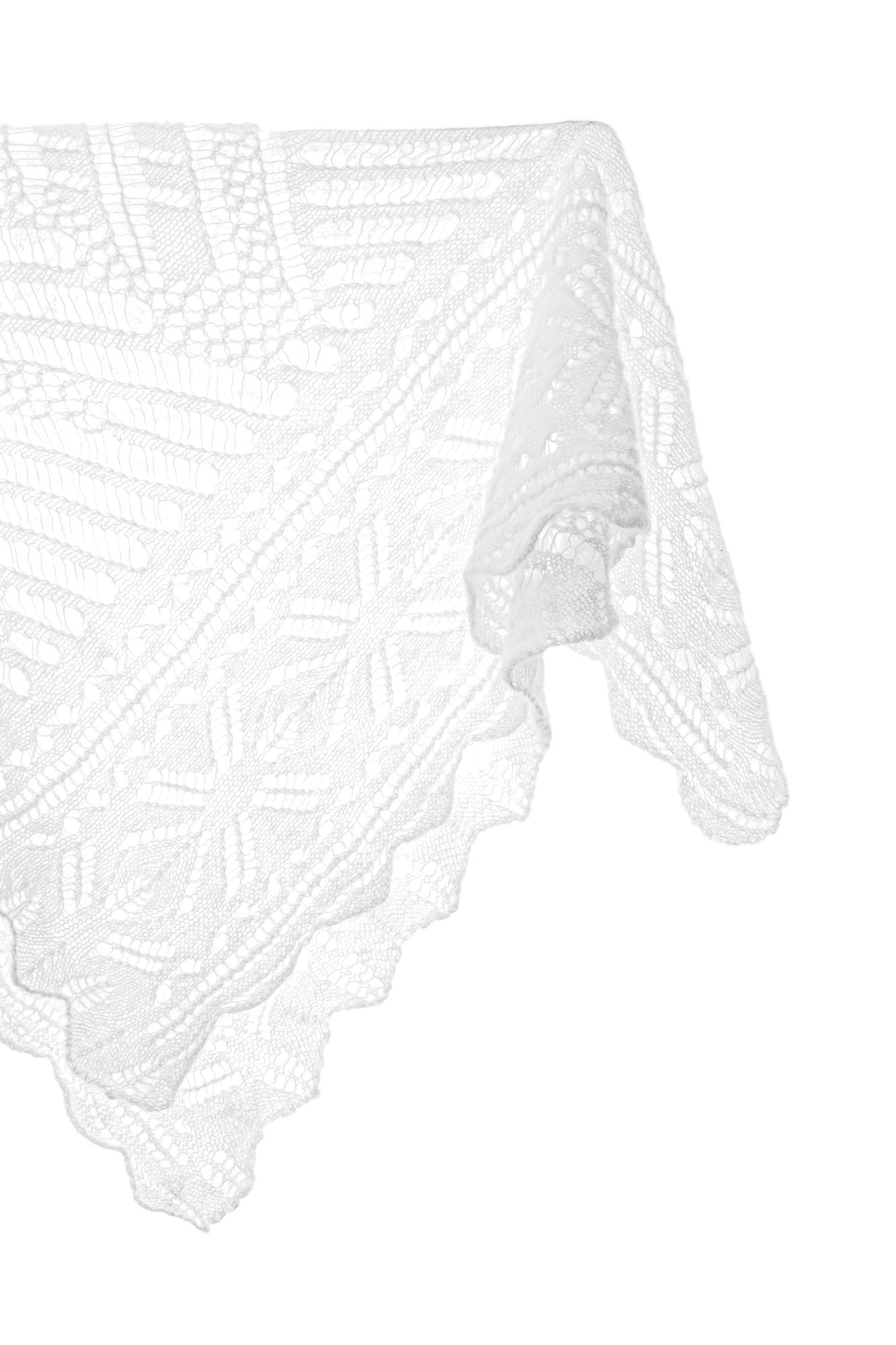 Ажурный платок с вывязанным узором, выполненный из шерсти альпака.