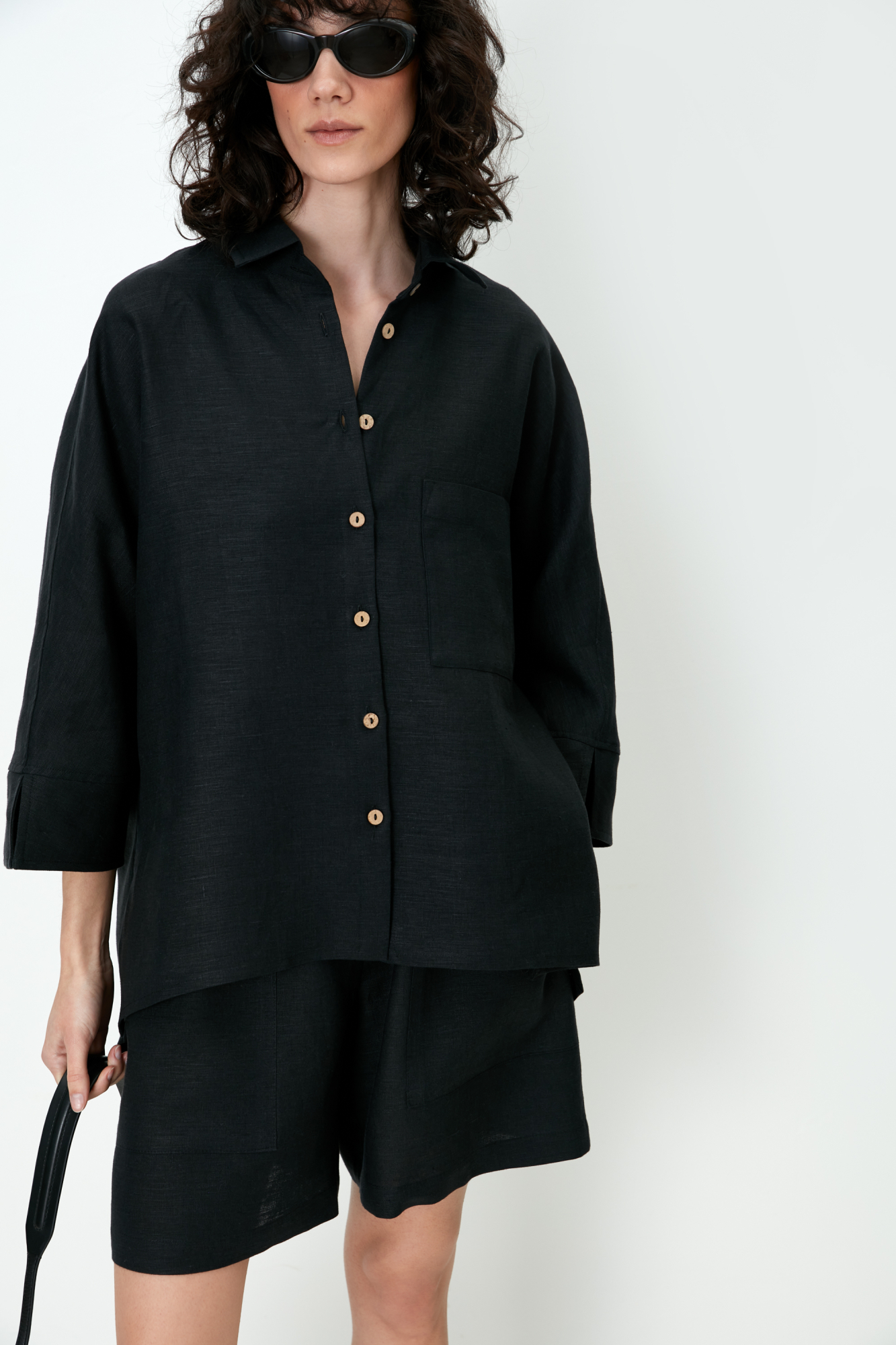 Рубашка из 100% льна с удлиненной спинкой. Модель свободного силуэта с разрезами на манжетах и по бокам. Накладной карман на груди.