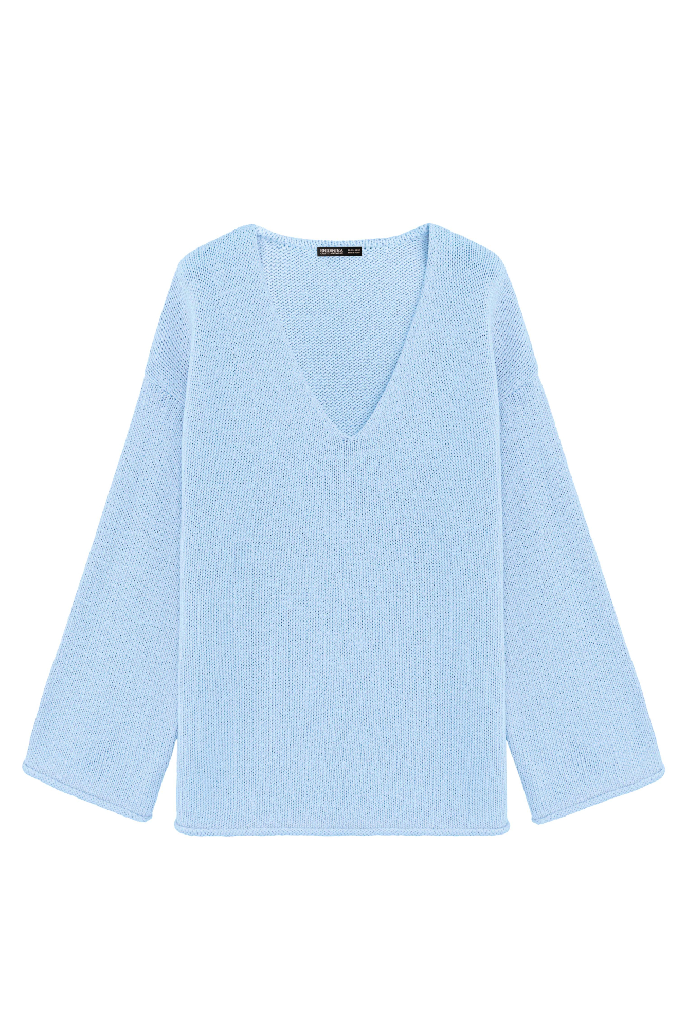 Трикотажный джемпер с V-образным вырезом. Модель свободного силуэта со спущенной линией плеча.