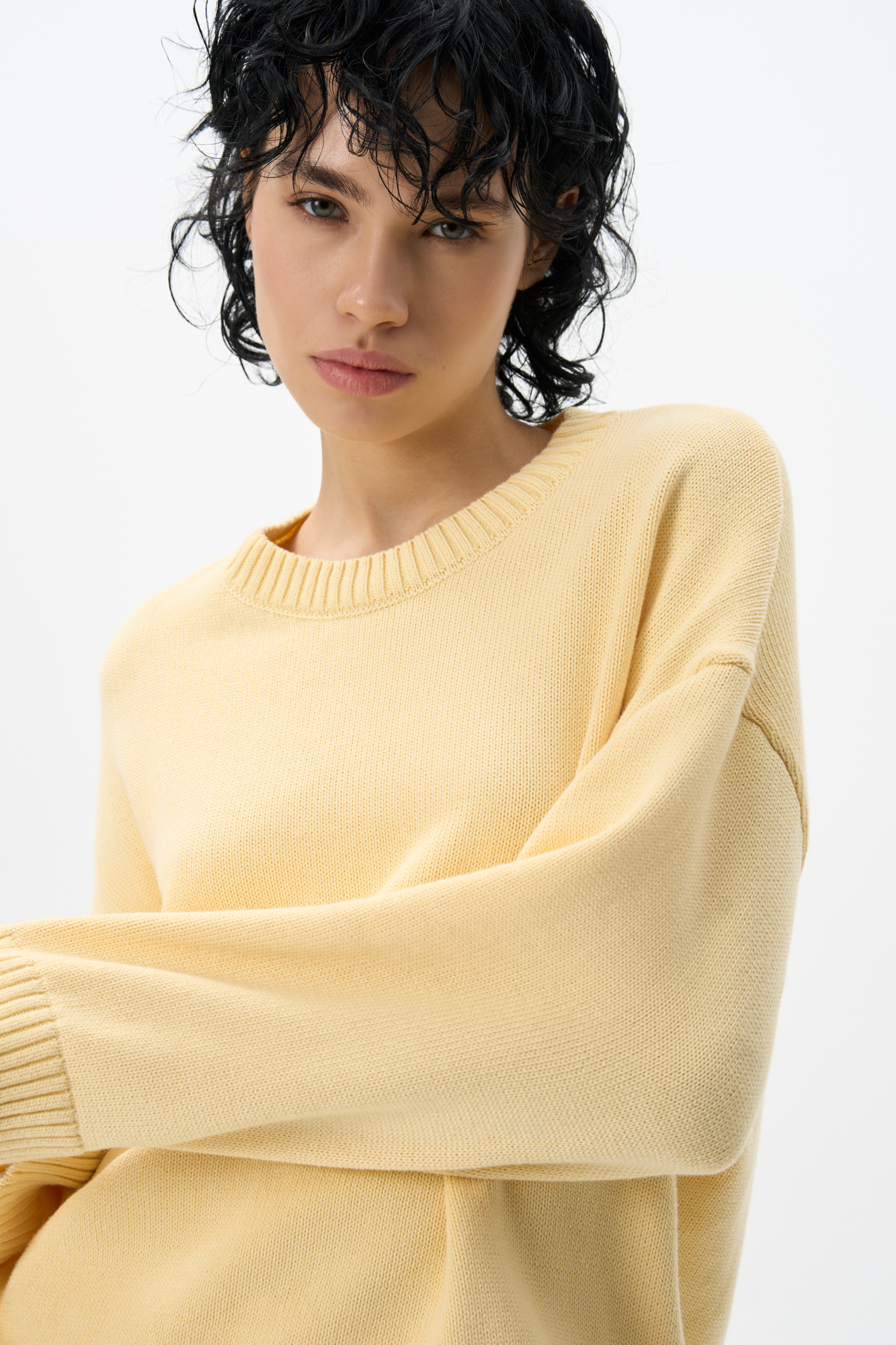 Трикотажный джемпер из 100% хлопка. Модель свободного силуэта со спущенной линией плеч и круглым вырезом горловины. Края изделия выполнены в рубчик. Дополнить образ можно юбкой.