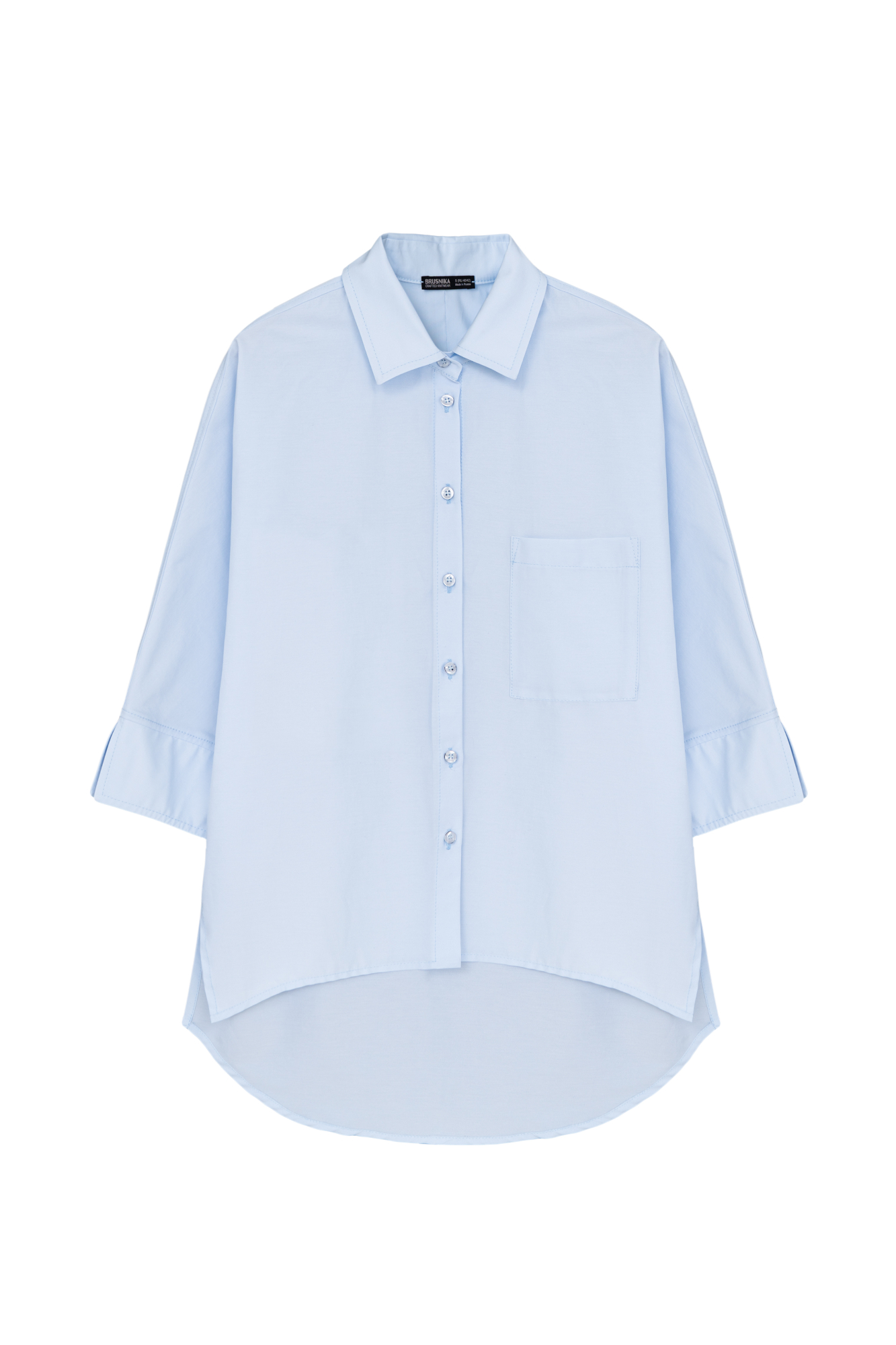 Классическая рубашка из хлопка. Модель свободного кроя, с классическим отложным воротником, широким рукавом длины 3/4, накладным карманом на груди и разрезами по бокам. Застежка на пуговицы.