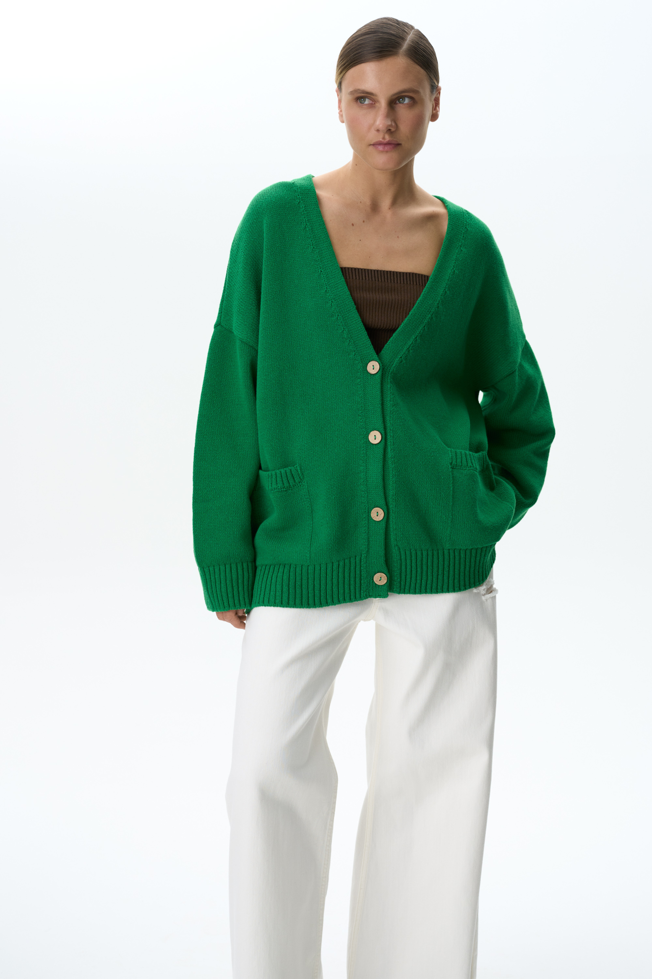 Классический кардиган из 100% хлопка, со спущенным рукавом и V-образным вырезом. Манжеты и низ изделия в широкий рубчик.