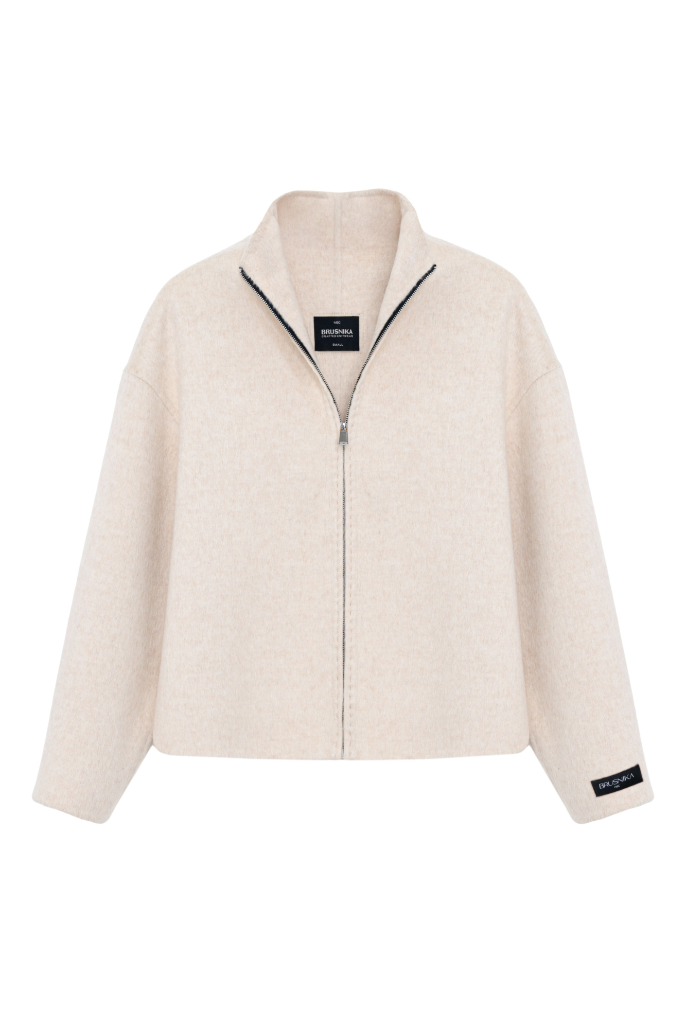 Укороченный жакет со спущенной линией плеча. Модель свободного силуэта с боковыми карманами и брендированным ярлыком.