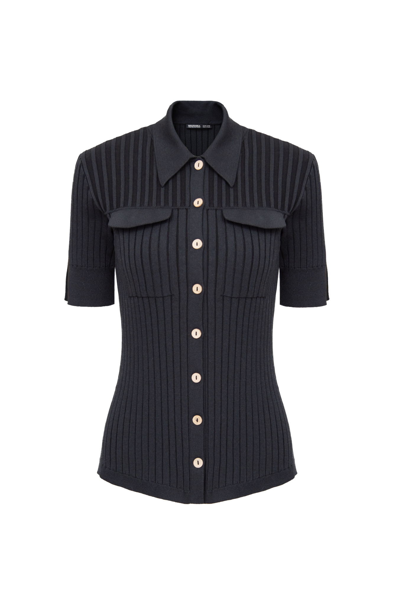 Трикотажная футболка из вискозы в широкий рубчик. Модель приталенного силуэта с отложным воротником, небольшими разрезами на манжетах и имитацией карманов на груди с клапанами. Застежка на пуговицы. 