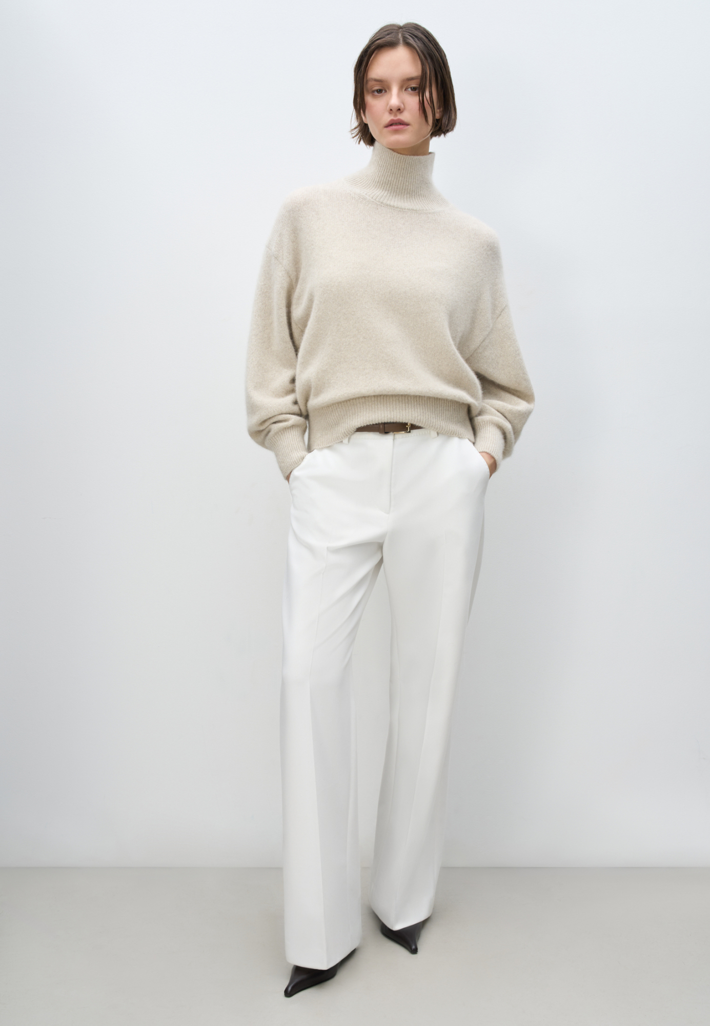 Трикотажный джемпер из пуха лисы. Модель свободного силуэта с высоким воротом, спущенной линией плеч и широкими рукавами с манжетами на резинке.