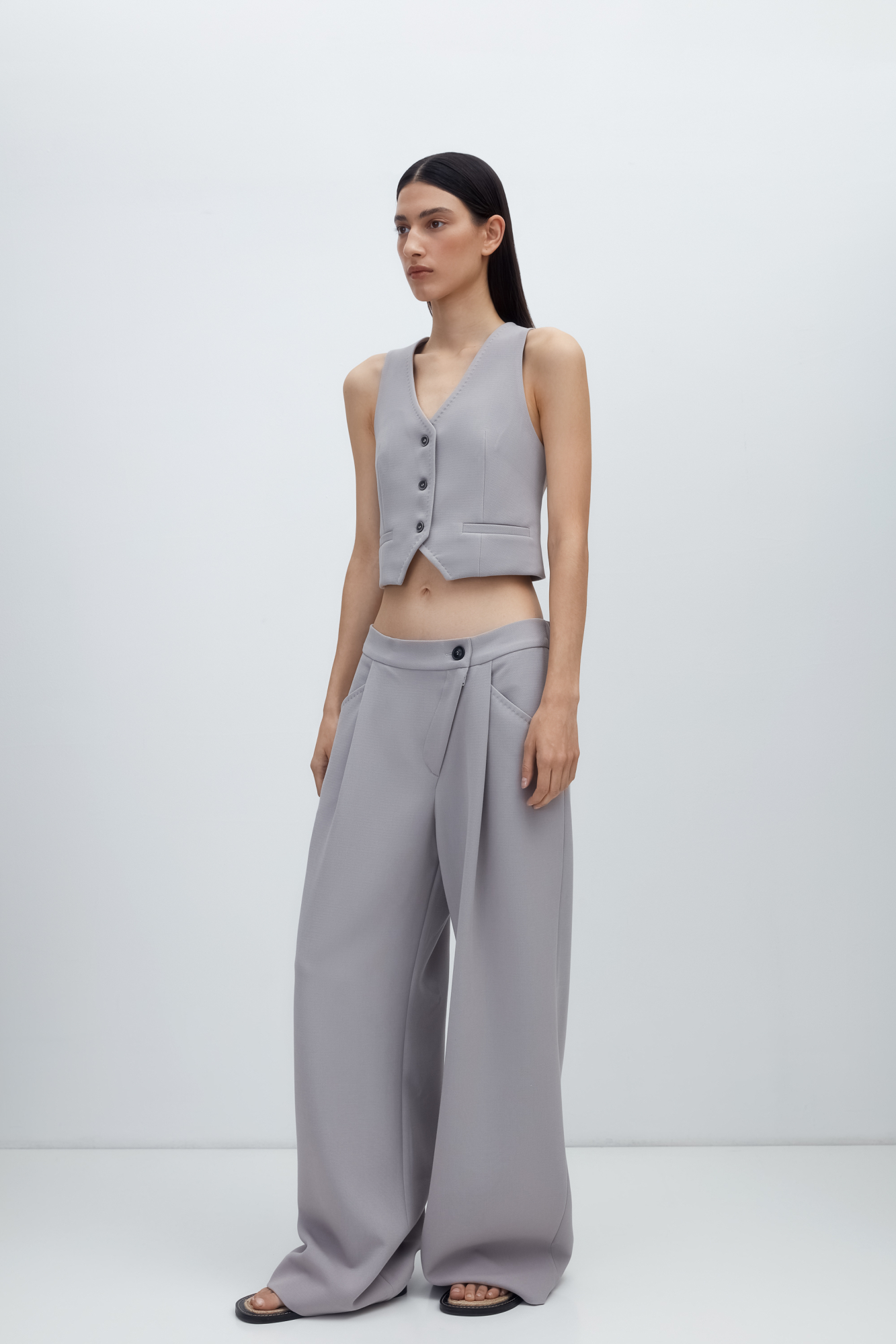 Широкие брюки с отстрочкой из поливискозы с высокой посадкой. Косая застежка на молнию и пуговицу, боковые карманы. Дополнить образ можно жилетом и жакетом. 