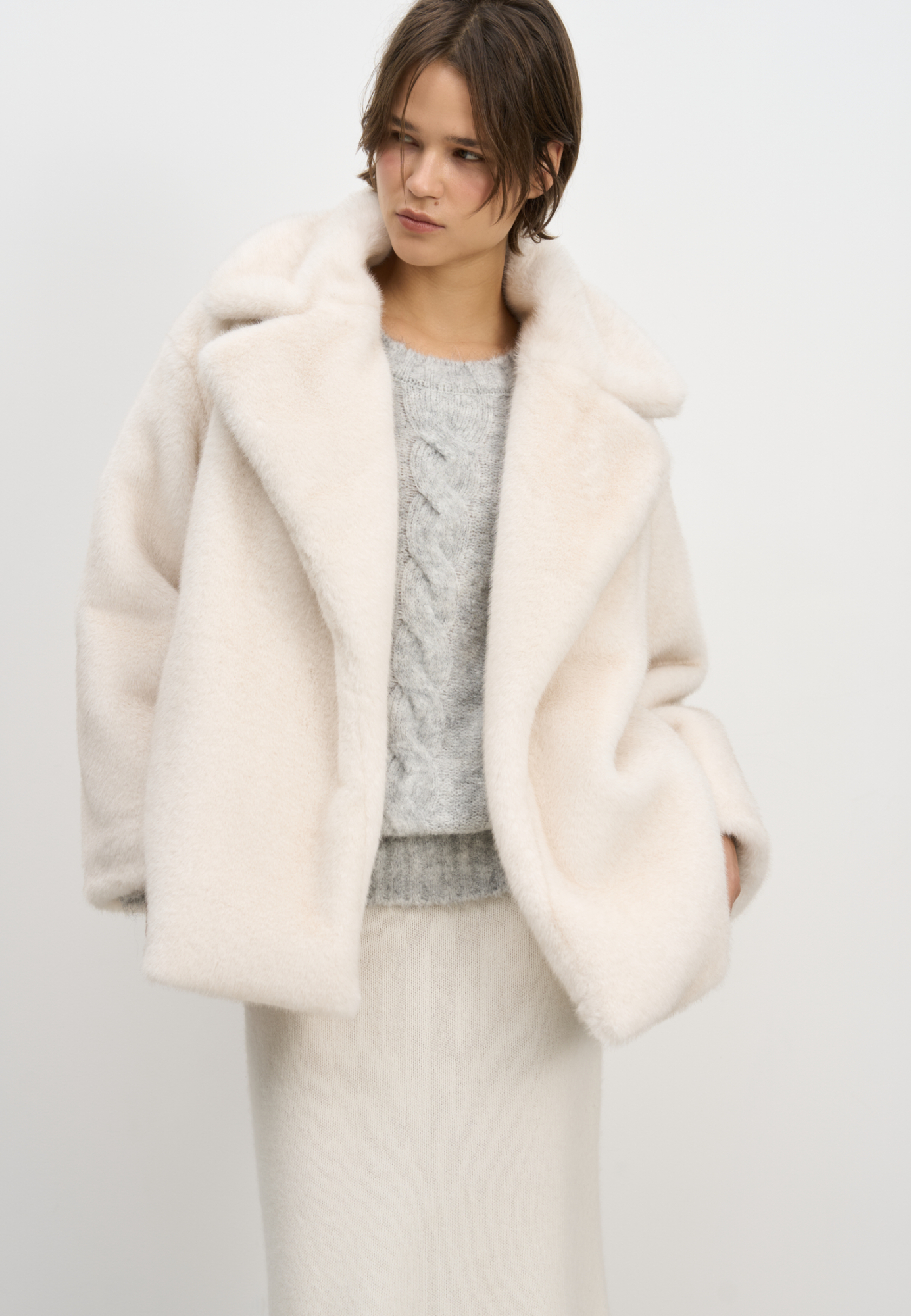 Шуба из экомеха на синтепоне. Модель с широким отложным воротником, шлевками для пояса из экокожи и врезными карманами. Изделие выполнено на подкладке.