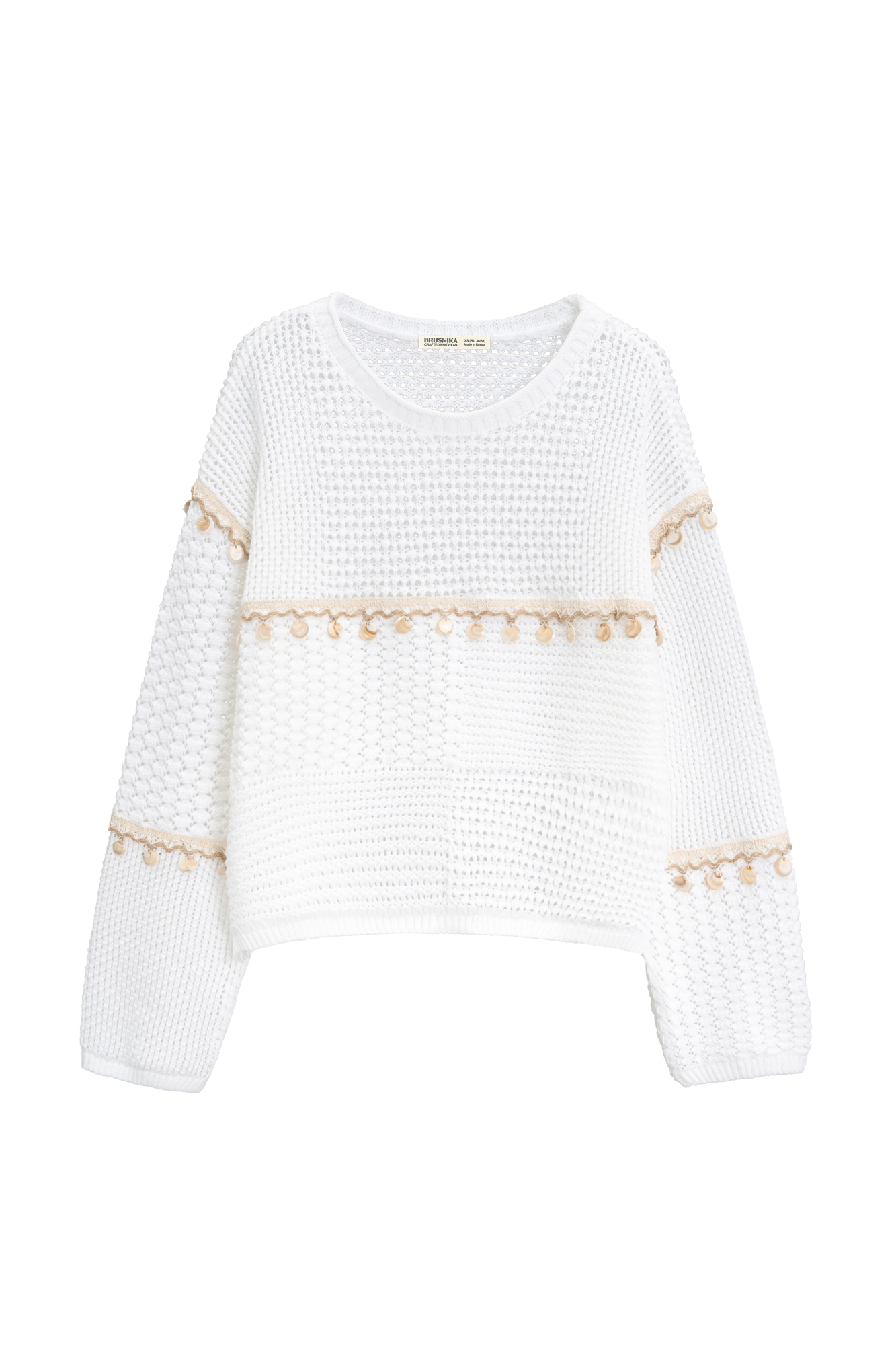 Трикотажный джемпер из хлопка, декорированный тесьмой с крупными бусинами. Модель свободного силуэта со спущенной линией плеча. Дополнить образ можно юбкой в таком же стиле.