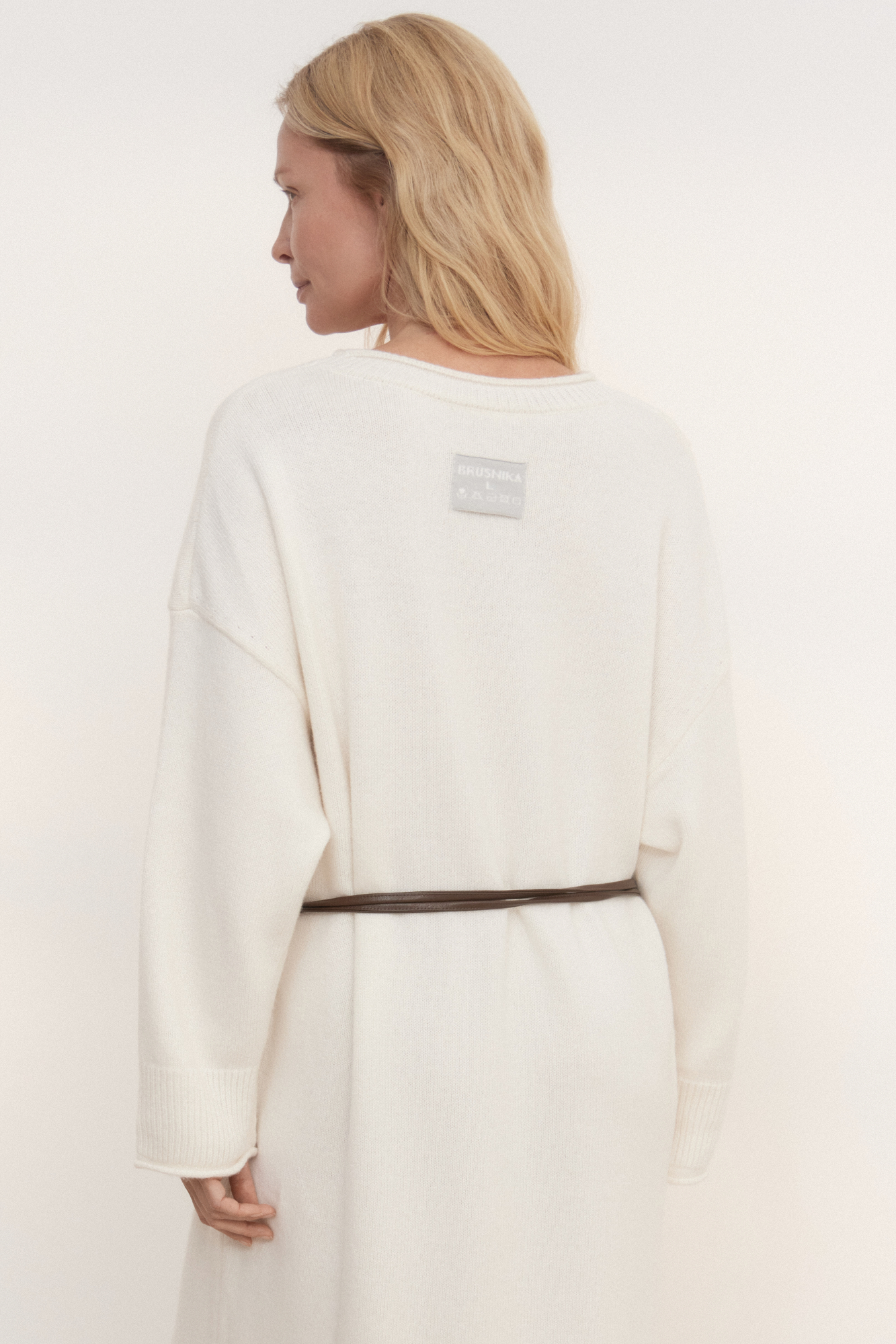 Трикотажное платье длины макси из смесовой шерсти с добавлением кашемира. Модель свободного силуэта со спущенной линией плеча и карманами. Края изделия выполнены в рубчик. Брендированный ярлык на спине.