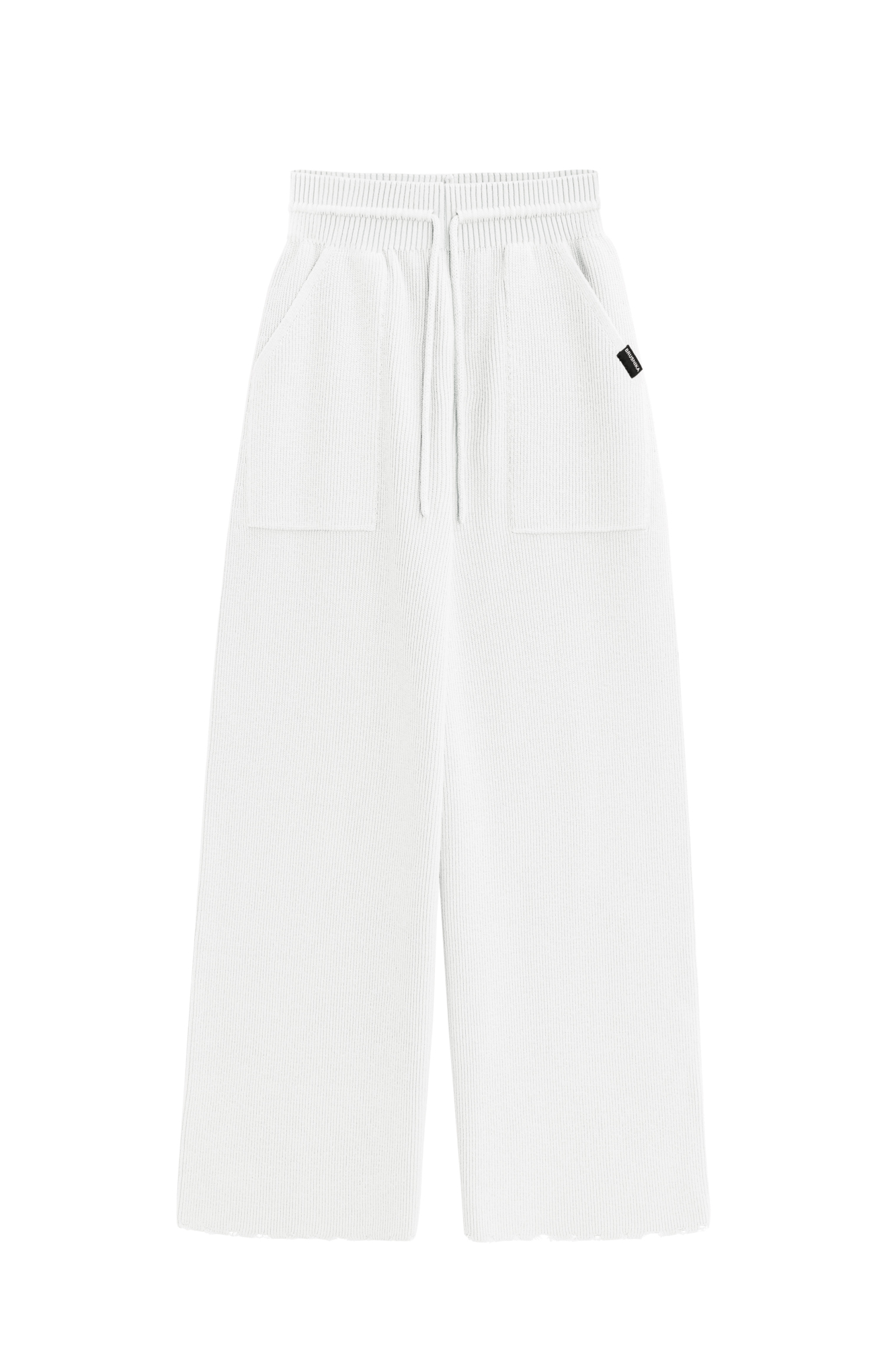 Свободные брюки с необработанным низом. Модель прямого силуэта с накладными карманами и эластичным поясом в рубчик на кулиске.