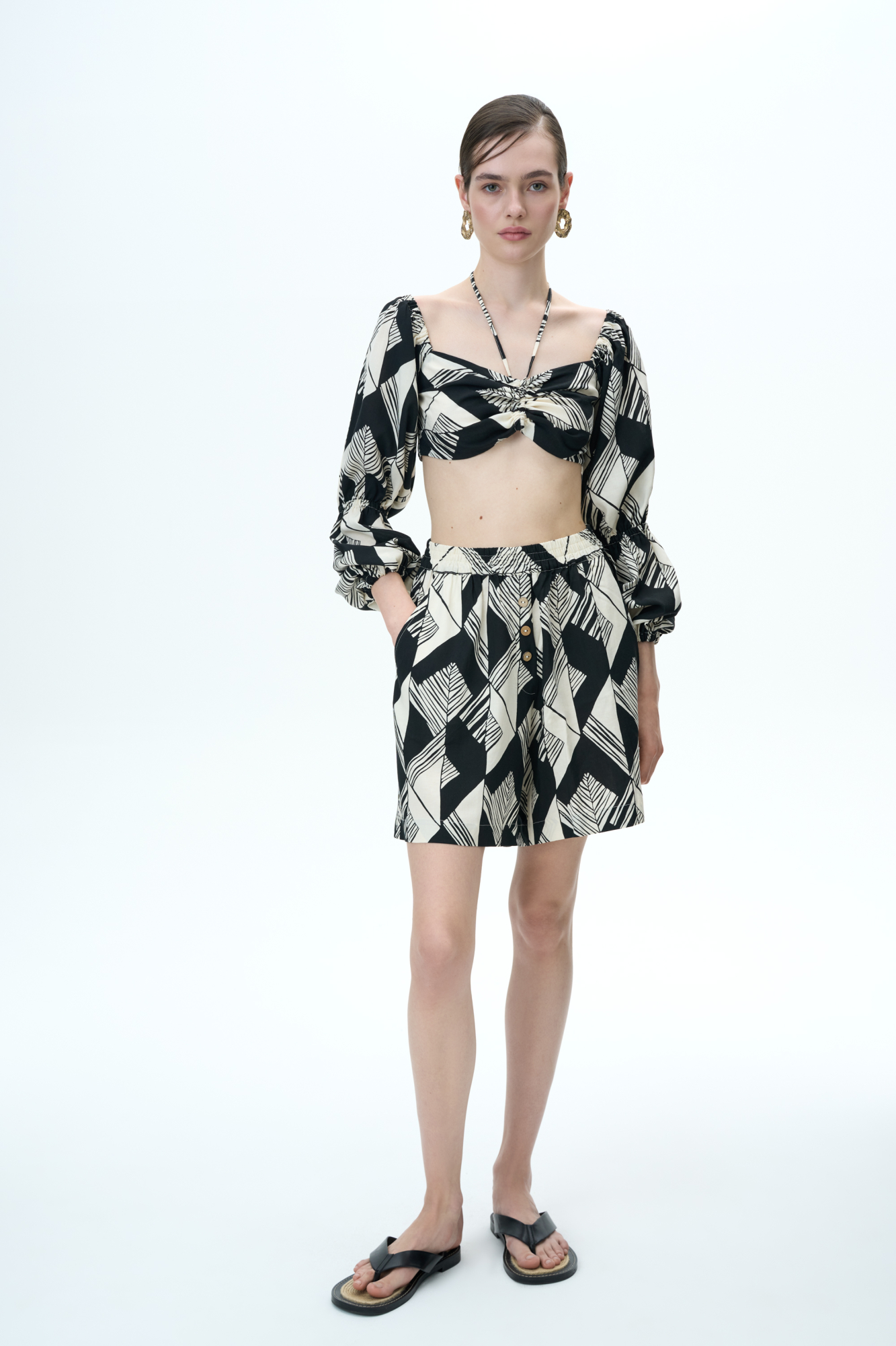 Шорты с геометрическим принтом из вискозы с добавлением льна. Дополнить образ можно топом в таком же стиле.