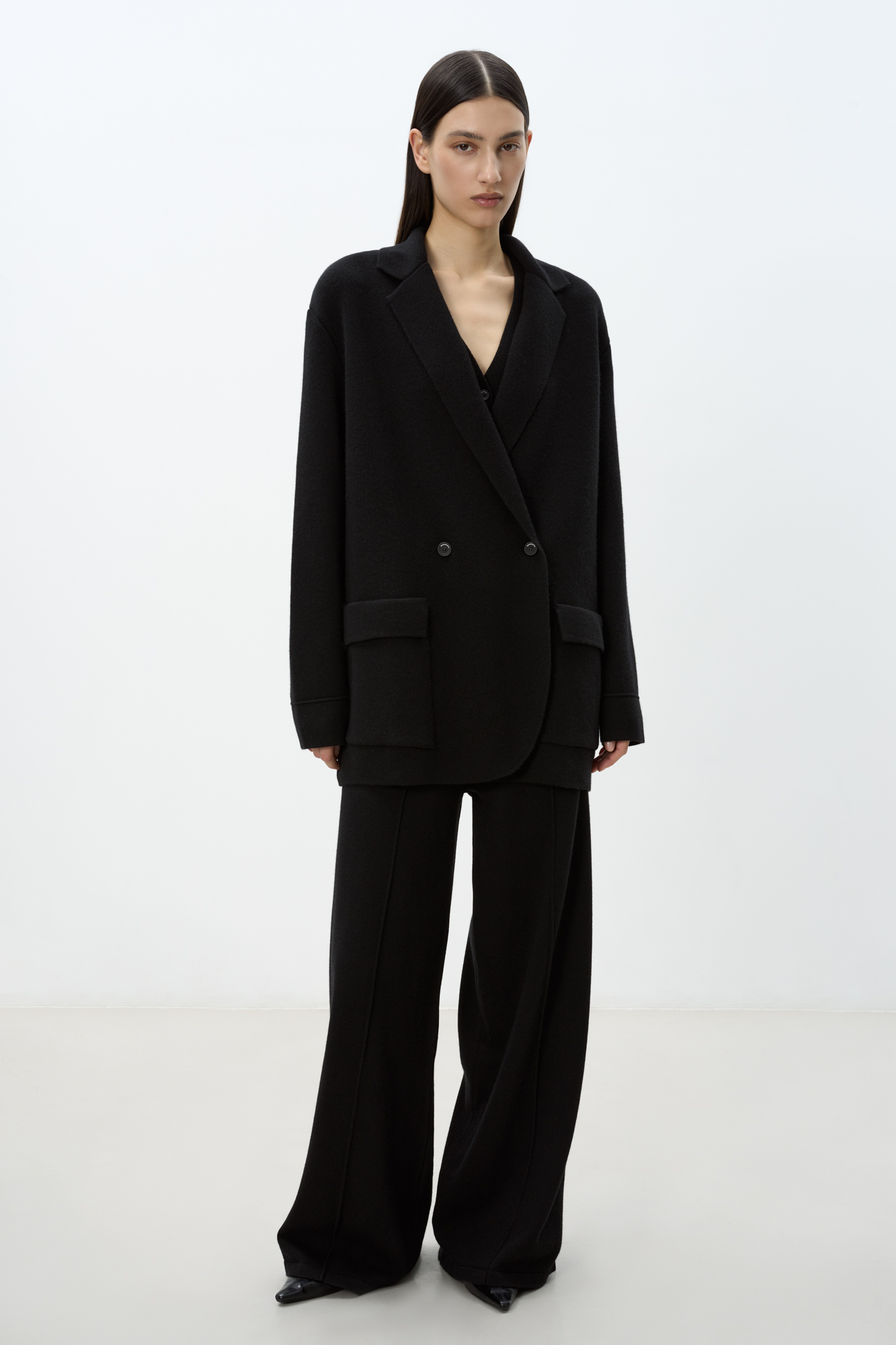 Трикотажные брюки из смесовой шерсти. Модель свободного силуэта со средней посадкой, боковыми карманами и стрелками. Эластичный пояс на кулиске в рубчик.