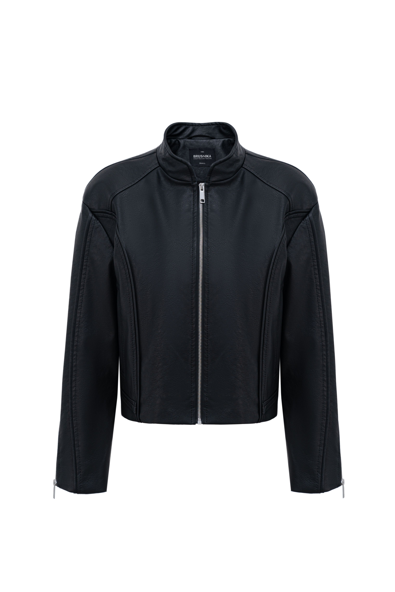 Бомбер из экокожи с боковыми карманами. Модель приталенного силуэта с брендированным ярлыком на спине. Манжеты на молнии.