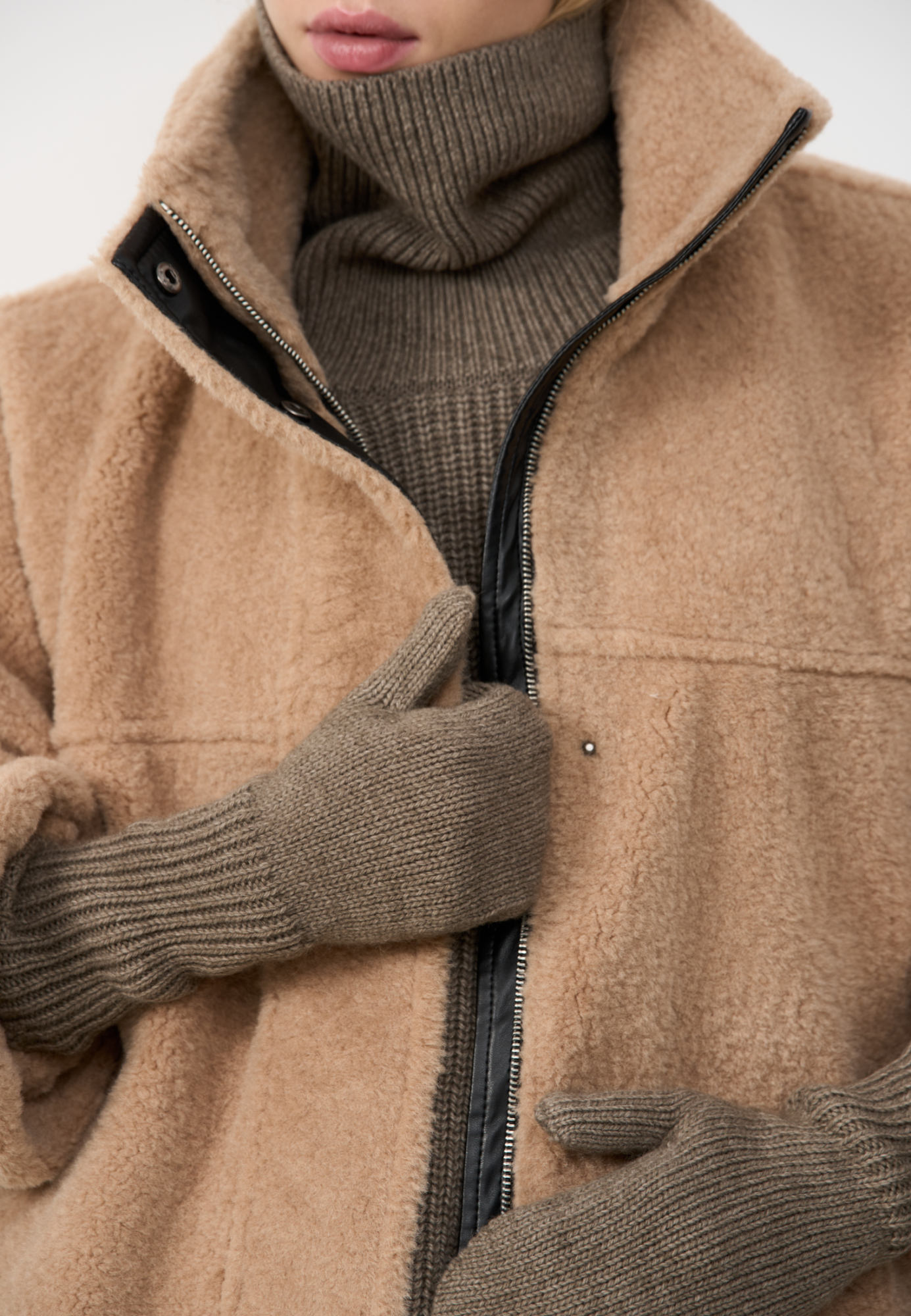 Трикотажные варежки из шерсти альпака. Изделие декорировано брендированным ярлыком.