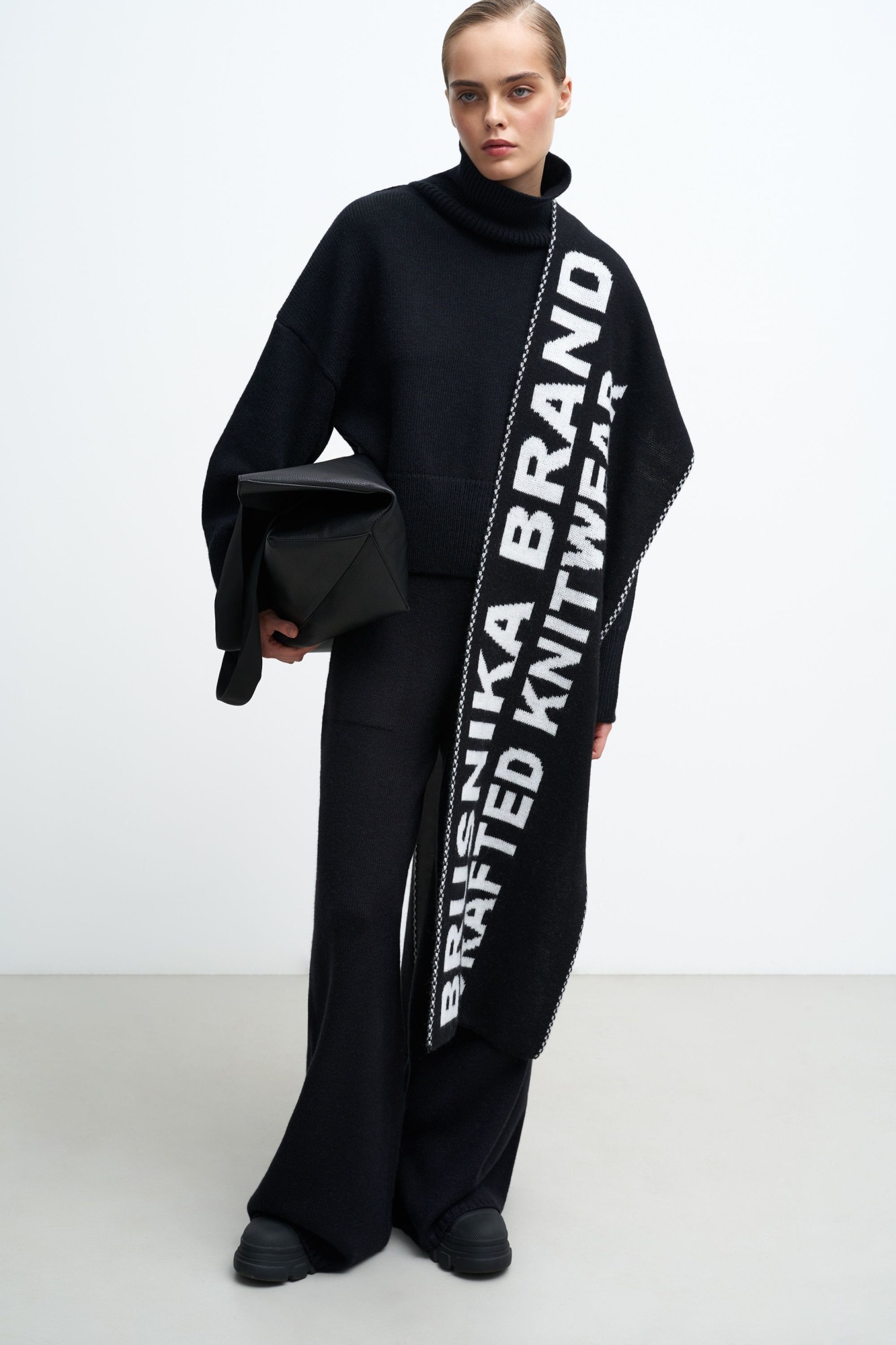 Длинный шерстяной шарф с жаккардовой надписью. 