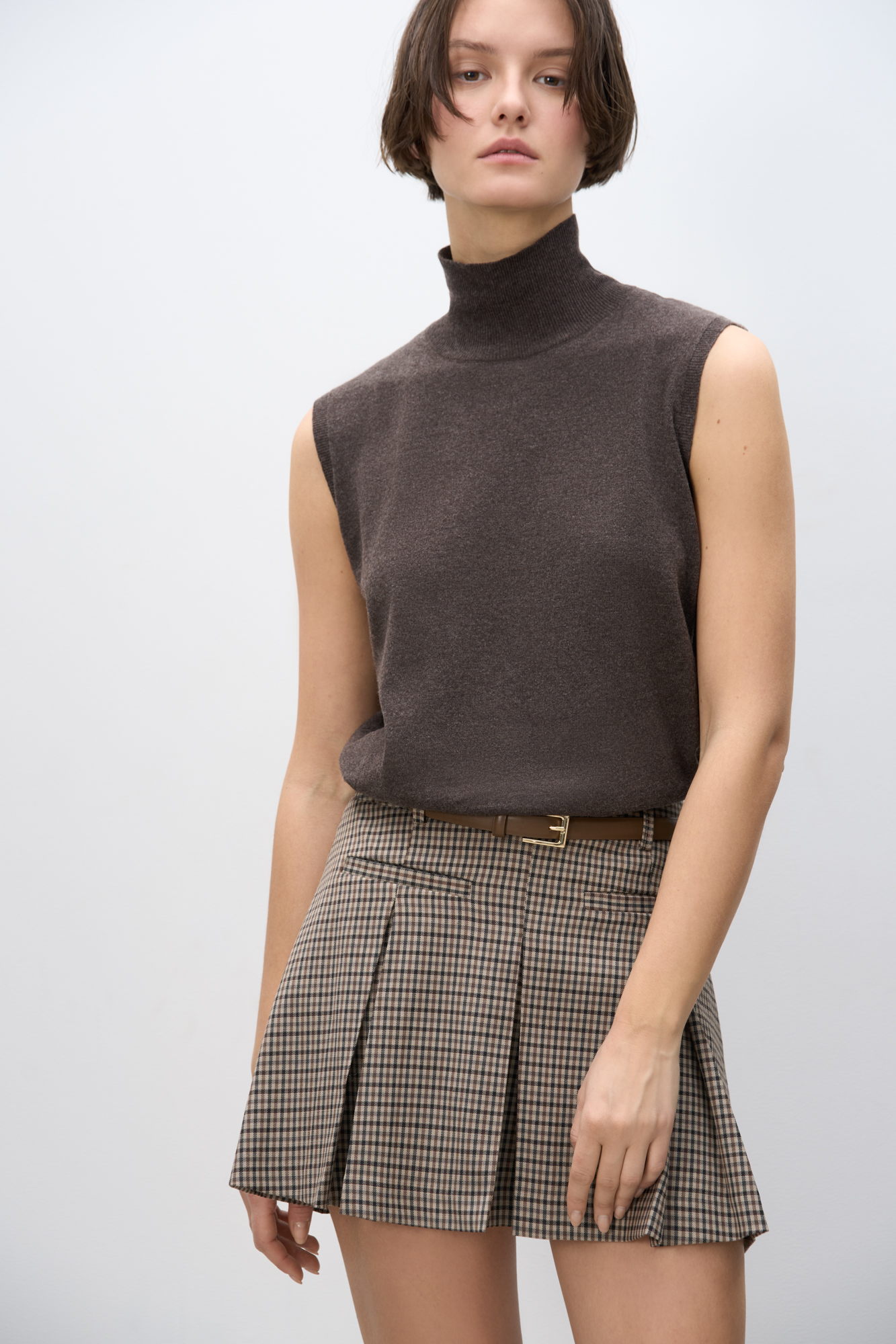 Трикотажный жилет из кашемира и шерсти. Модель без рукавов с воротником-стойкой, выполненным в тонкий рубчик.