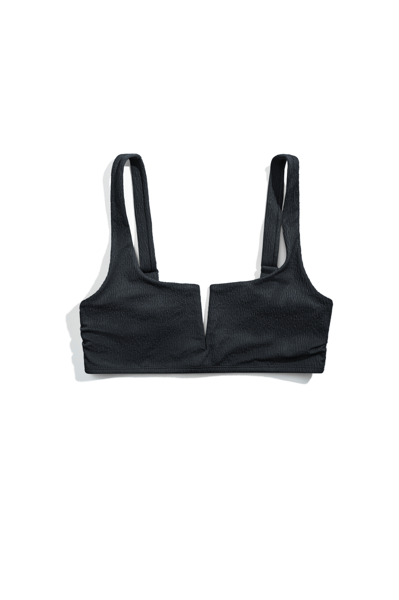 Лиф купальника с широкими бретелями и квадратным вырезом. Вырез декорирован V-образным углублением.