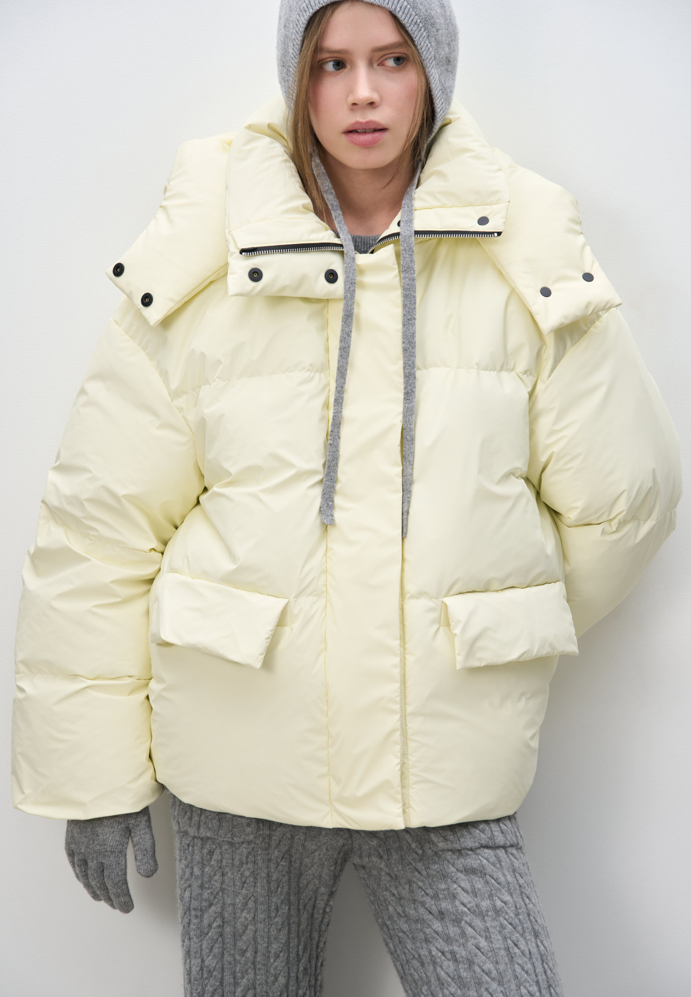 Пуховик с двумя накладными карманами, воротником-стойкой и капюшоном. Застежка на молнию под планкой. Низ изделия выполнен на регулируемой кулиске. На подкладке.