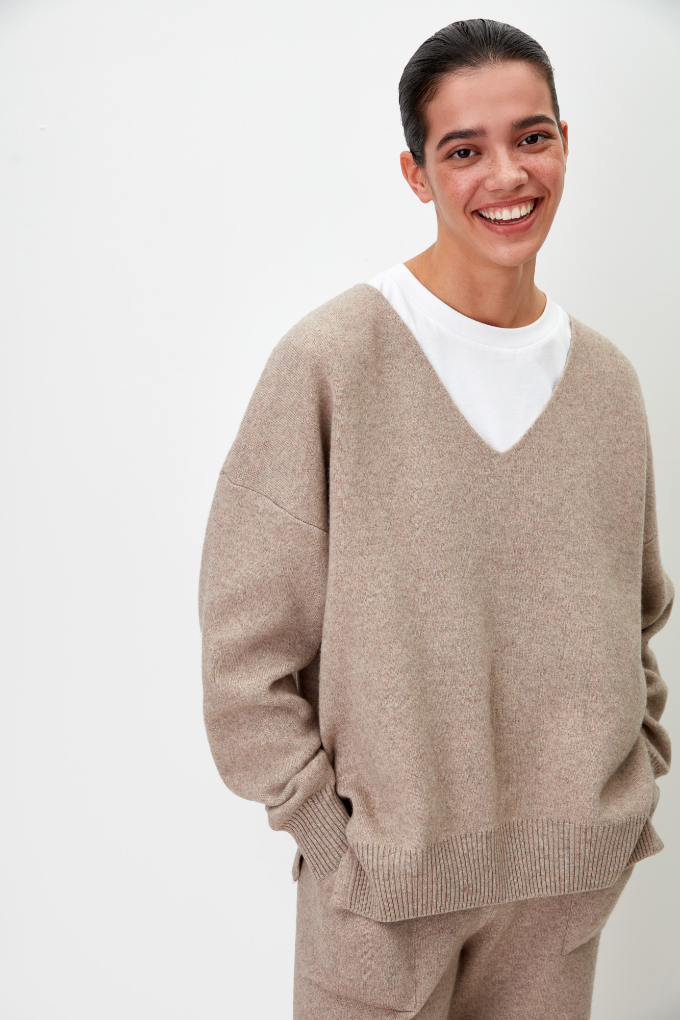 Кашемировый джемпер с V-образным вырезом и спущенным плечом.