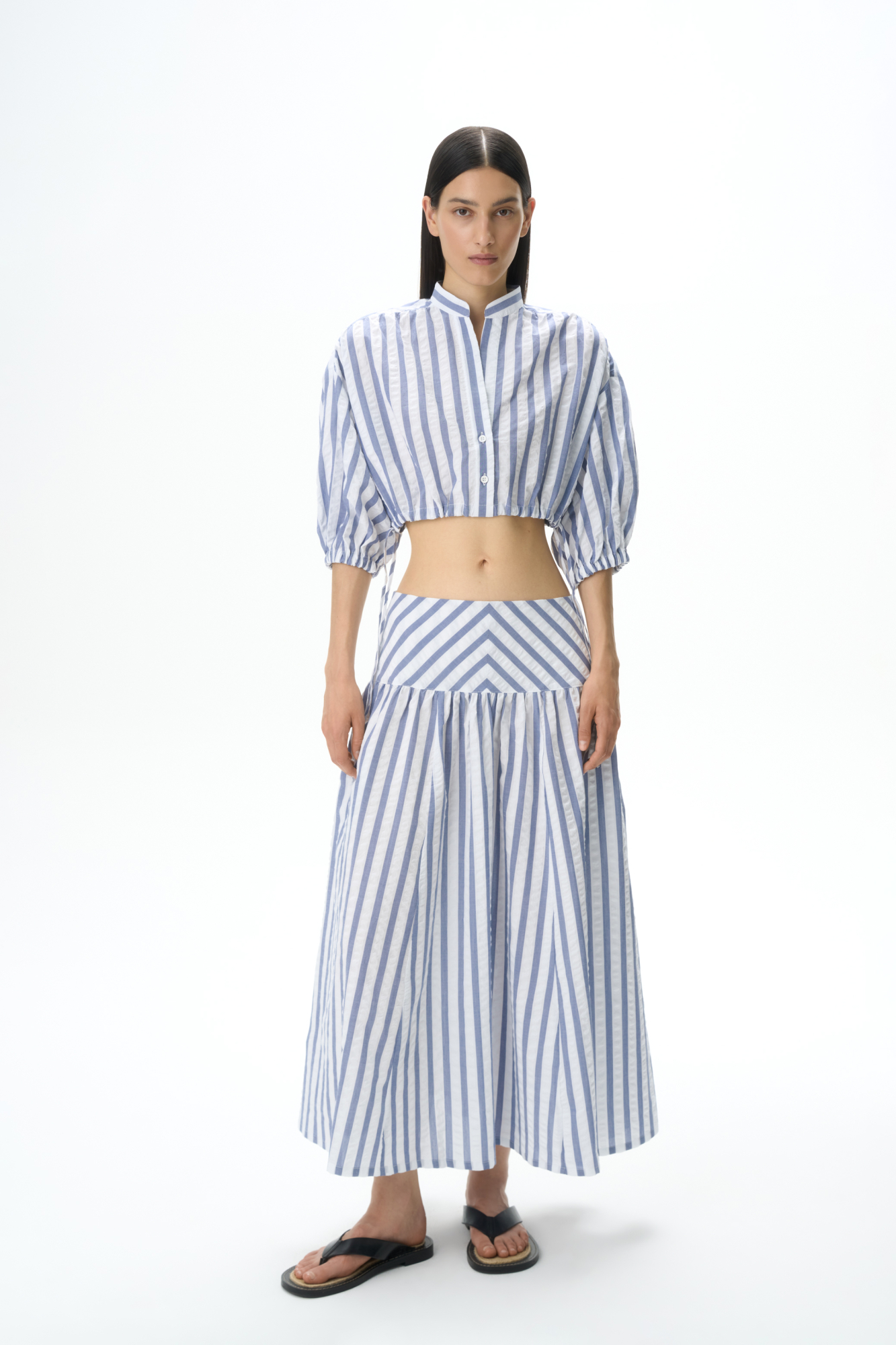 Юбка миди из 100% хлопка. Модель свободного силуэта с кокеткой на бедрах. Застежка на молнию. Дополнить образ можно рубашкой в таком же стиле.