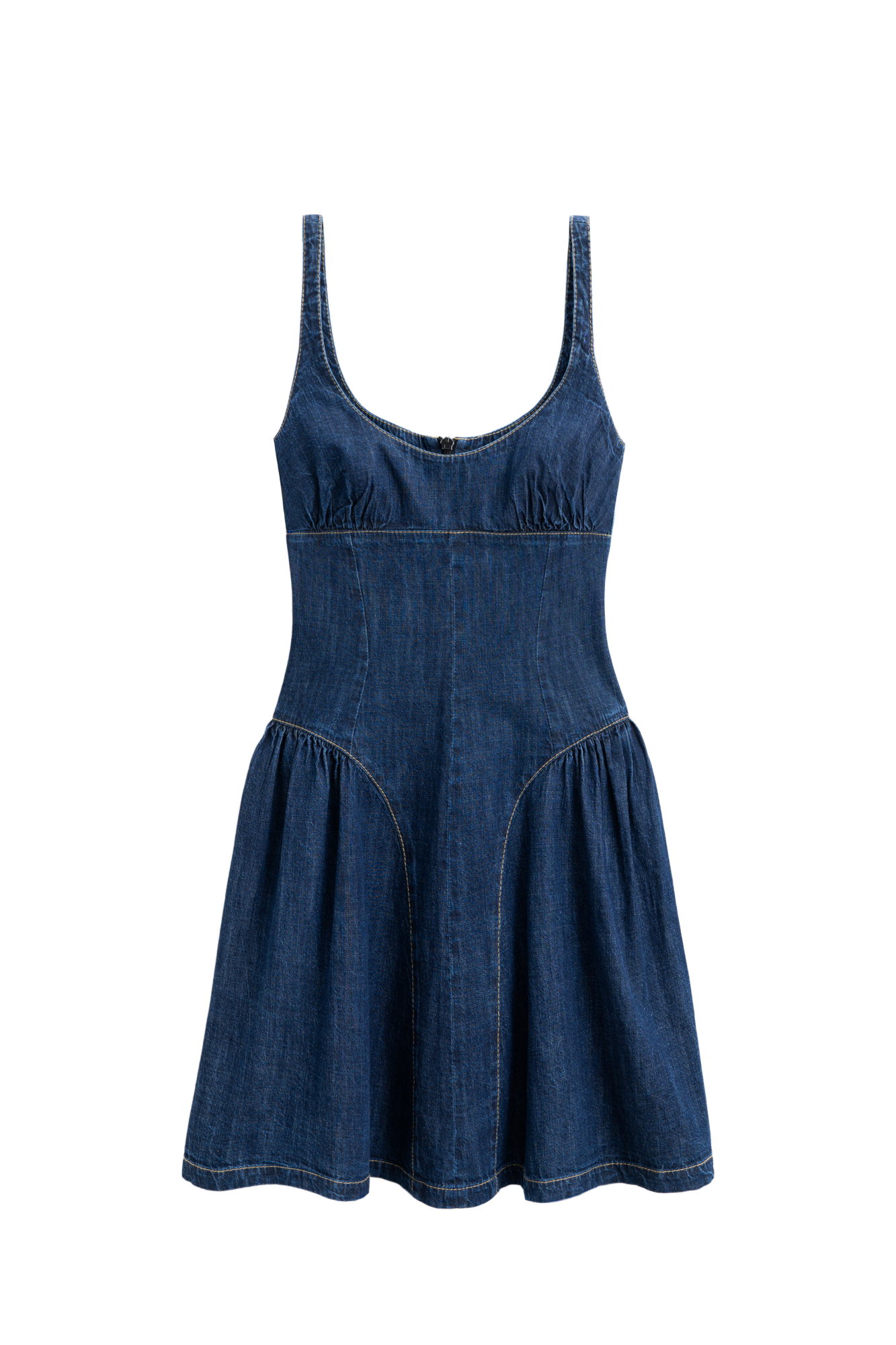 Джинсовое платье длины мини из 100% хлопка. Модель приталенного силуэта с акцентными вытачками по фигуре, без рукавов, U-образным вырезом, на тонких нерегулируемых бретельках и расклешенной юбкой. Застежка на молнию сзади.