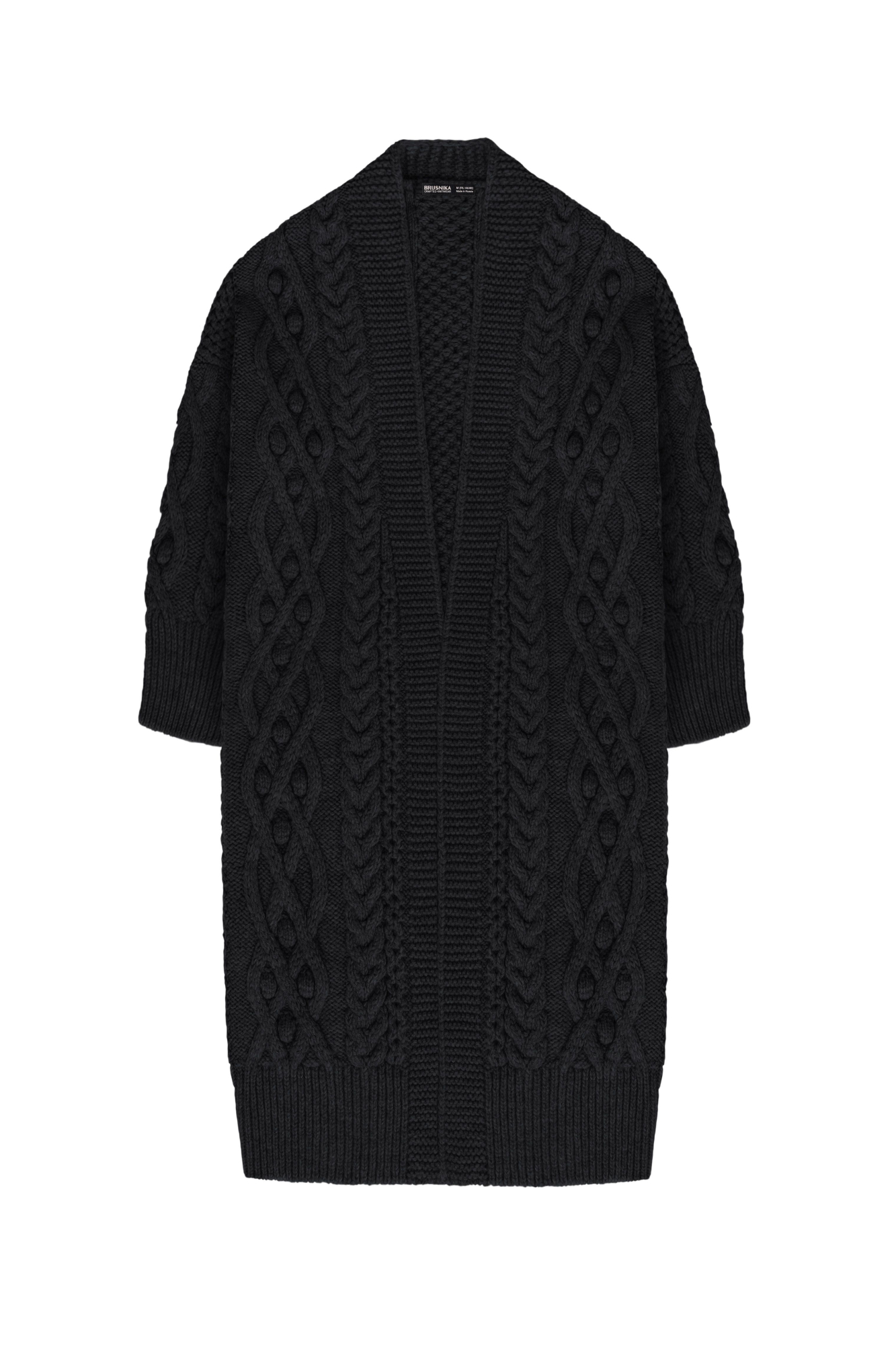 Длинный трикотажный кардиган с рельефным узором и широким поясом. Модель свободного силуэта со спущенным плечом и широкими манжетами. Края изделия в рубчик.