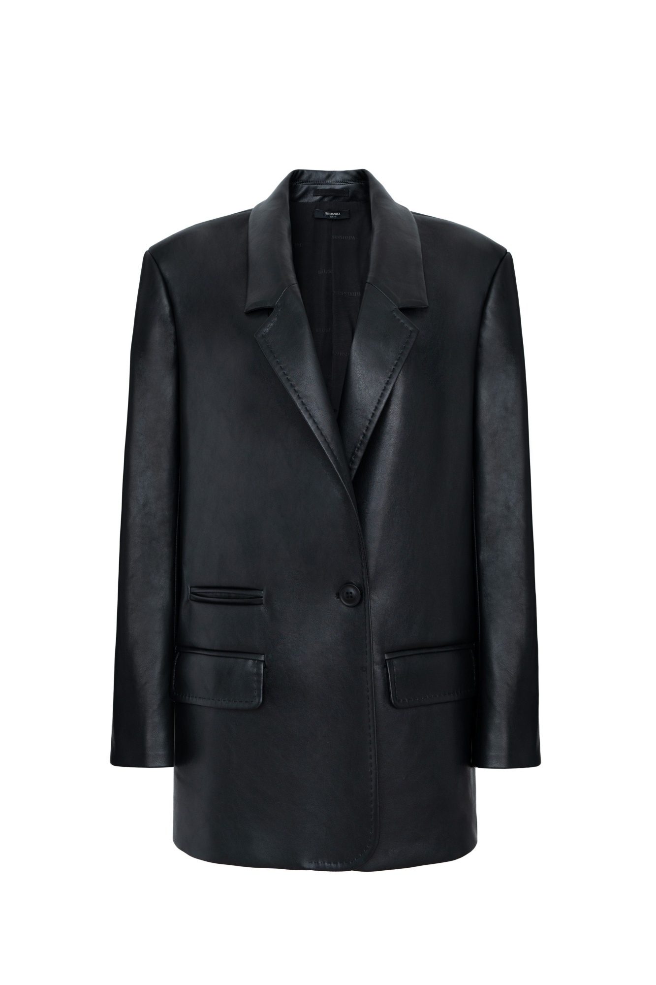 Однобортный жакет, выполненный из экокожи с подкладкой из 100% вискозы. Модель oversize с прямым силуэтом и карманами. Застегивается на пуговицу.