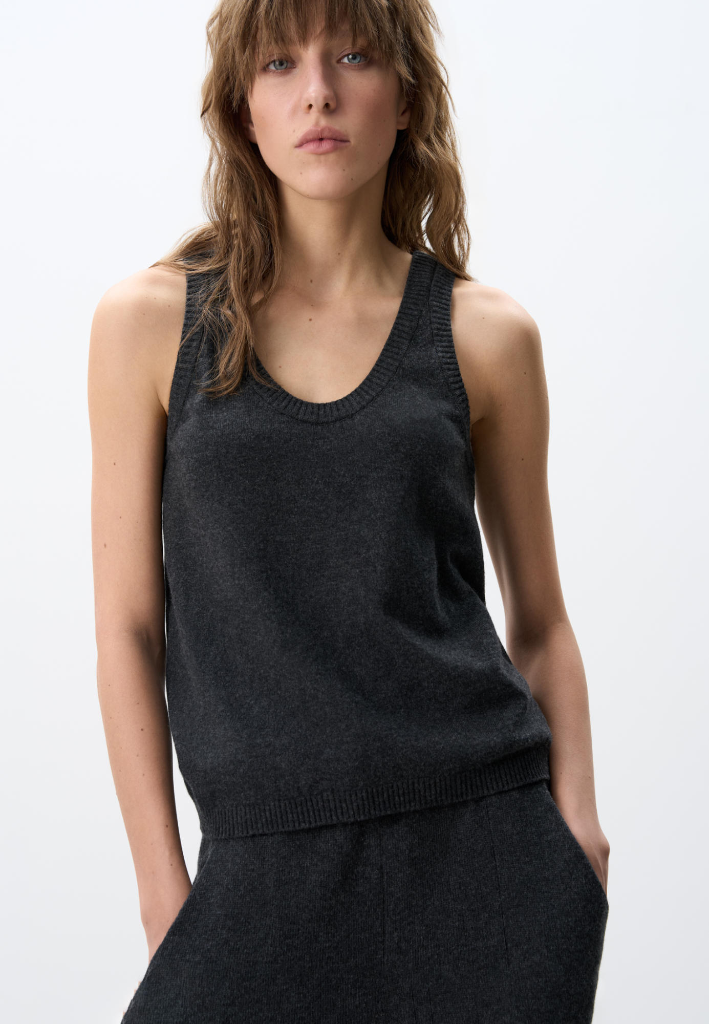 Цельновязанный топ из кашемира и шерсти. Модель свободного силуэта, с глубоким U-вырезом горловины. Края изделия выполнены в широкий рубчик.