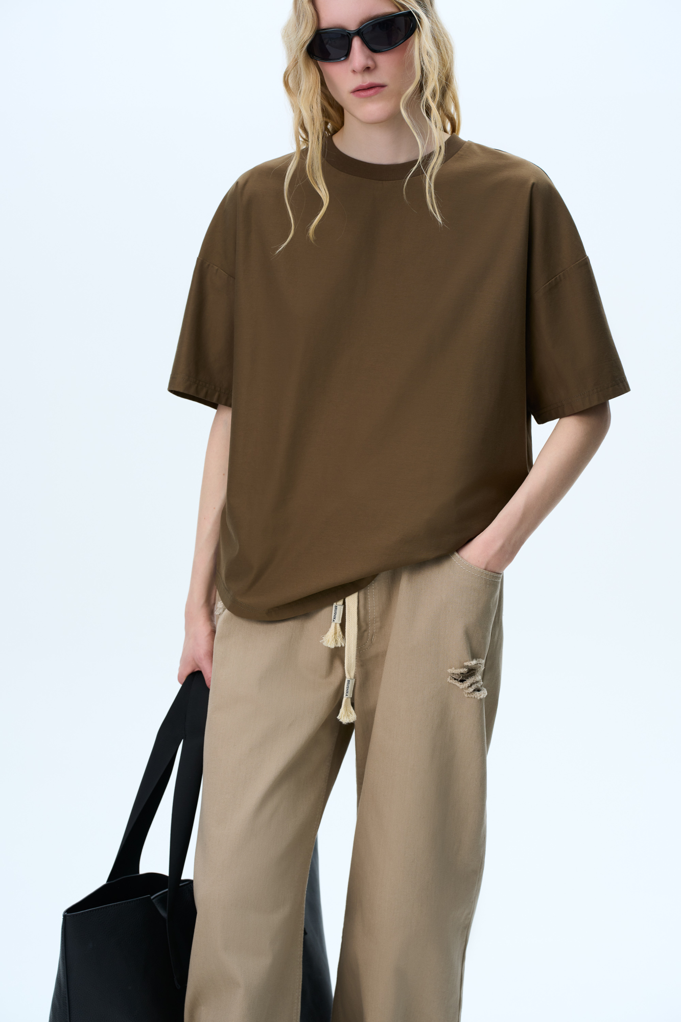 Oversize футболка из хлопка. Модель свободного силуэта со спущенной линией плеч, круглым вырезом горловины и арочным низом.
