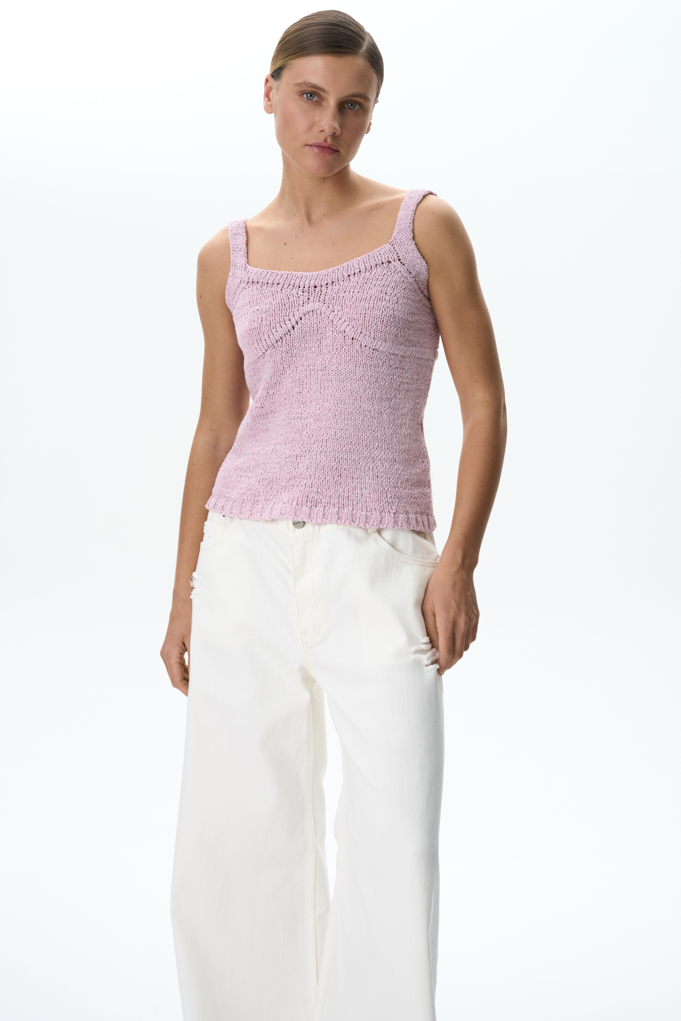 Трикотажный топ из хлопка с добавлением акрила. Модель на тонких бретелях с вывязанным лифом.