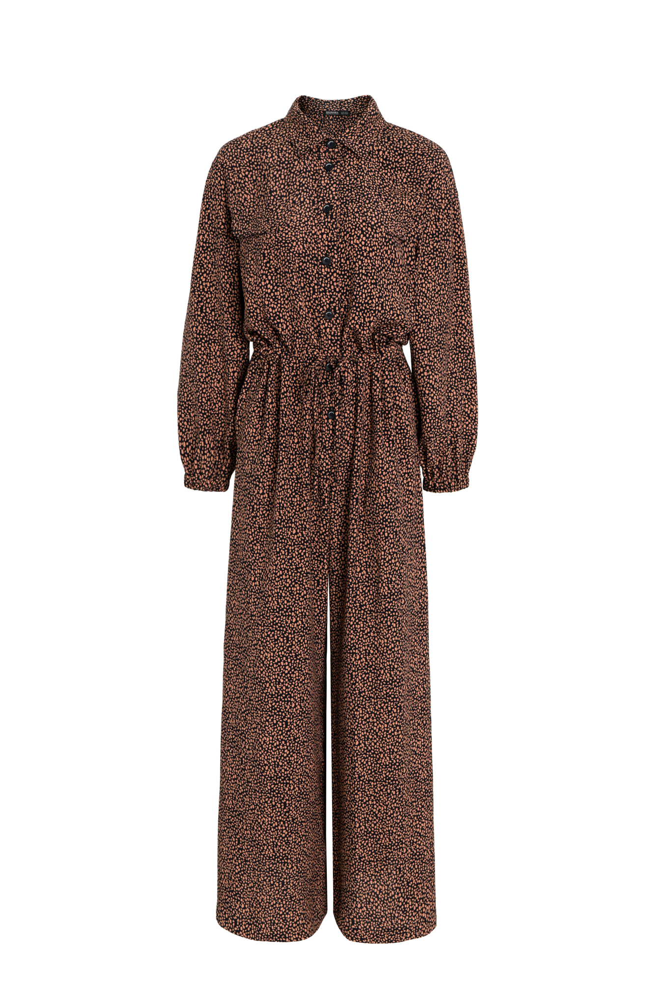 Принтованный комбинезон из 100% вискозы с поясом и застежкой на пуговицы.