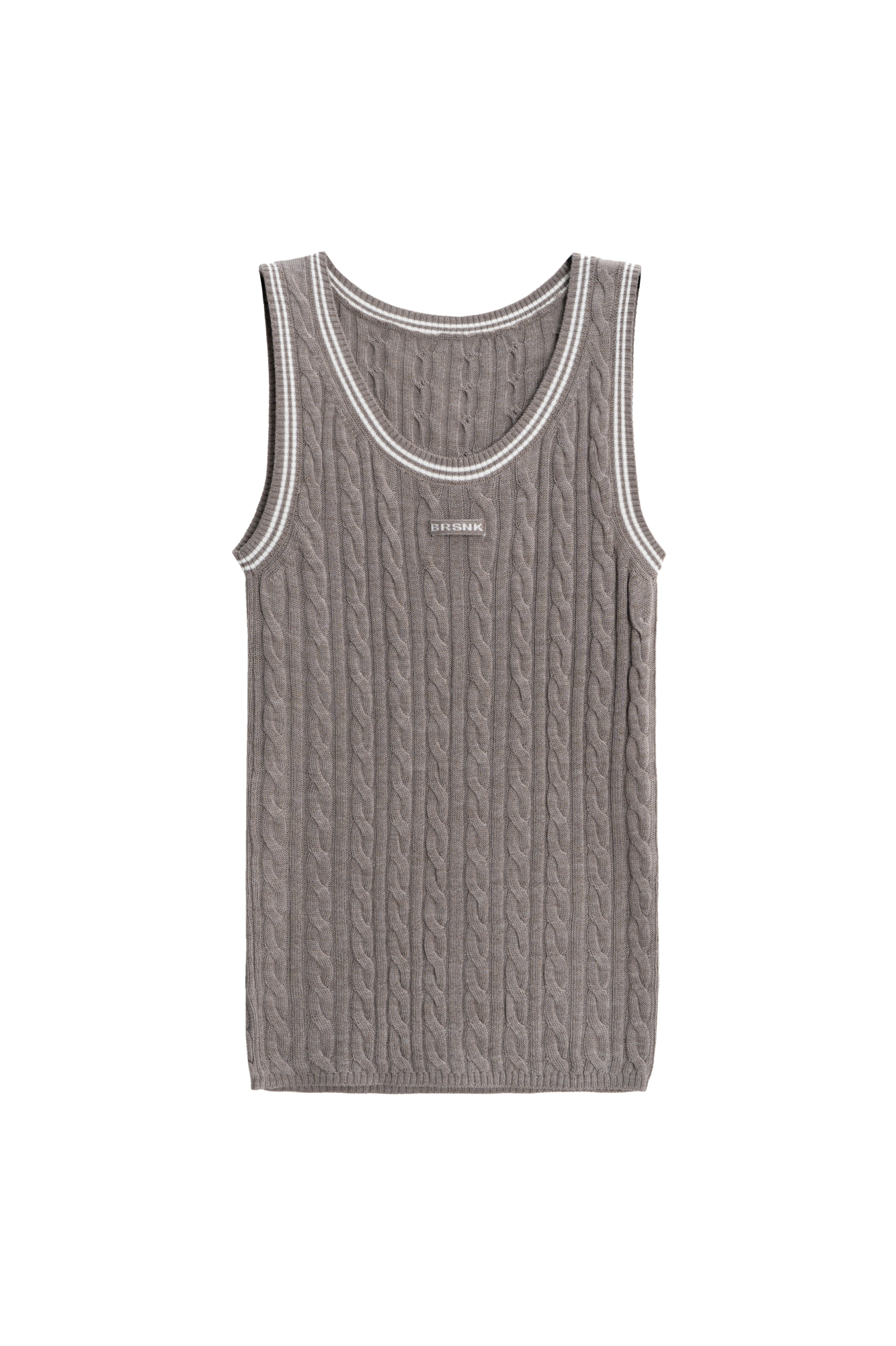 Трикотажная майка из шерсти. Модель свободного силуэта, без рукавов, на широких лямках, с круглым вырезом горловины и глубокой проймой. Изделие выполнено объемной вязкой косами и декорировано контрастным лампасом и логотипом бренда на груди.<br />
