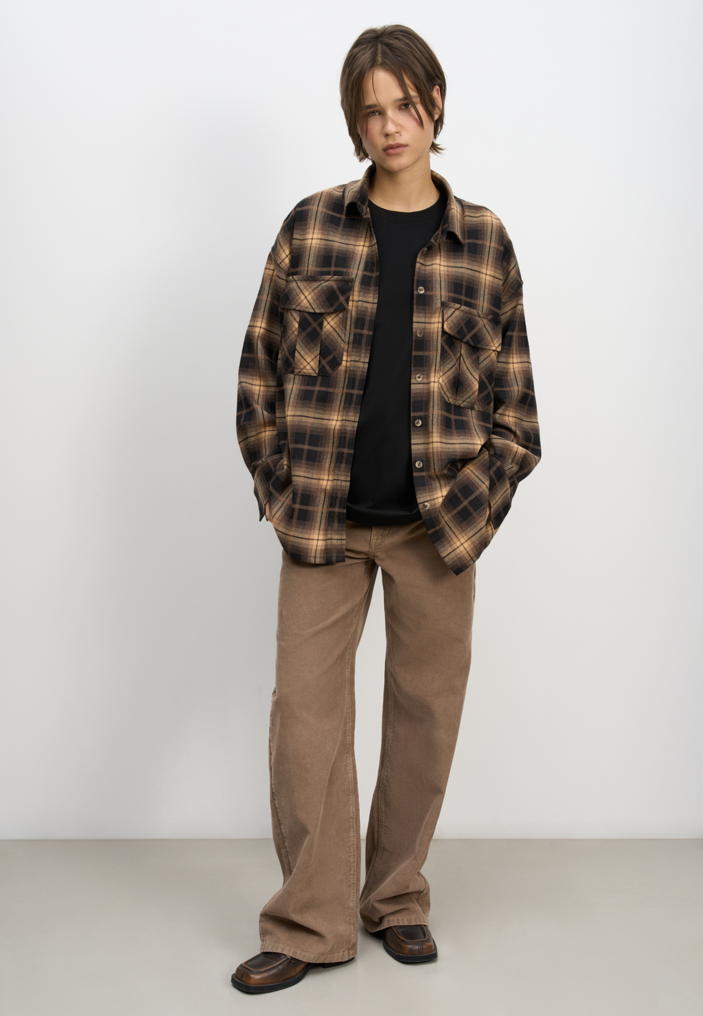 Рубашка в клетку из 100% хлопка с эффектом тай-дай. Модель прямого кроя, с классическим отложным воротником, длинными рукавами, спущенной линией плеч и двумя накладными карманами на груди. 