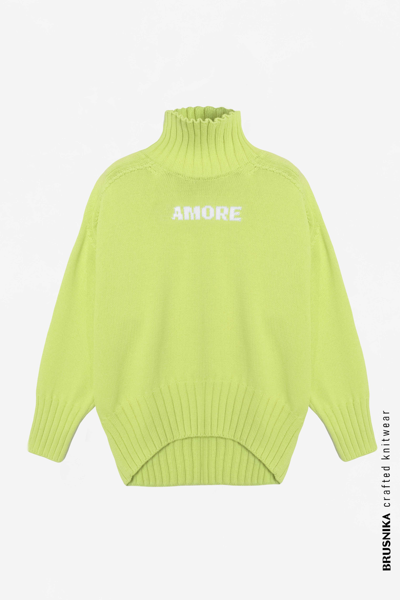 Трикотажный джемпер из 100% хлопка. Модель свободного силуэта со спущенной линией плеч, высоким воротом и вывязанной надписью "Amore" на груди.